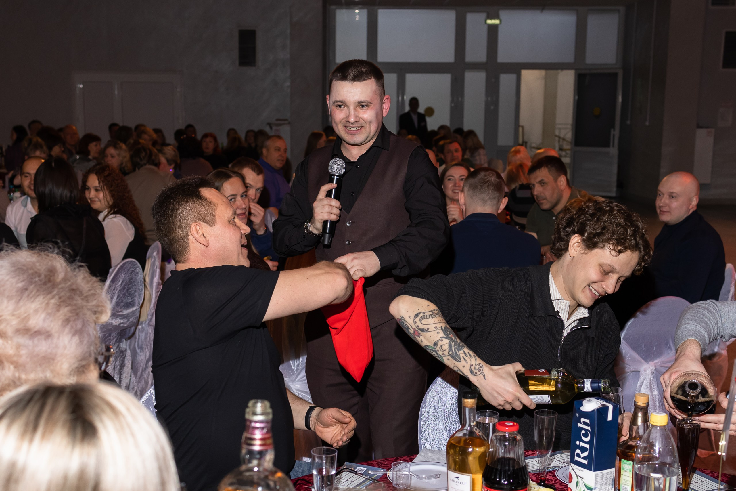 Ведущий предлагает вытянуть бочонок с цифрой