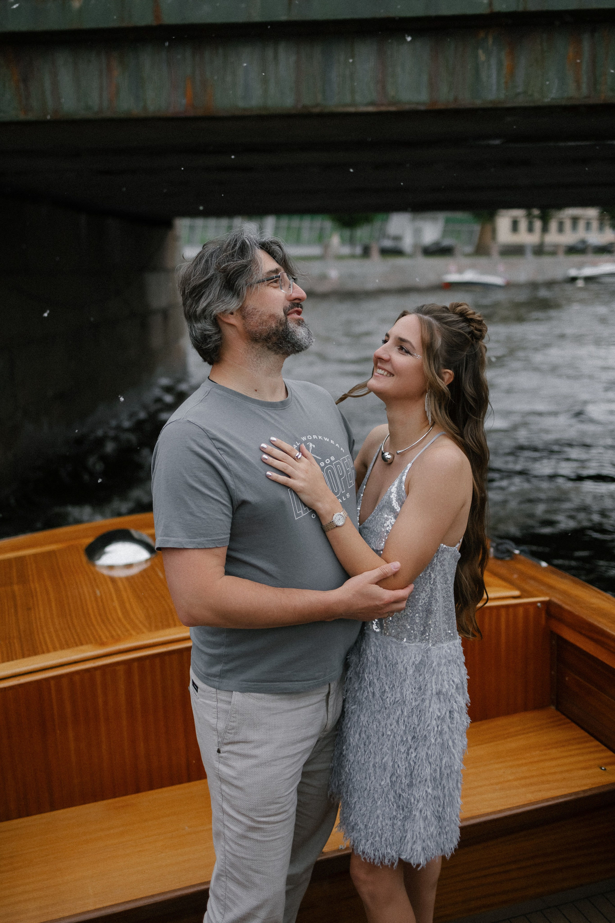 Прогулка на венецианском катере. Свадебный фотограф в Санкт-Петербурге Ксения Кобышева