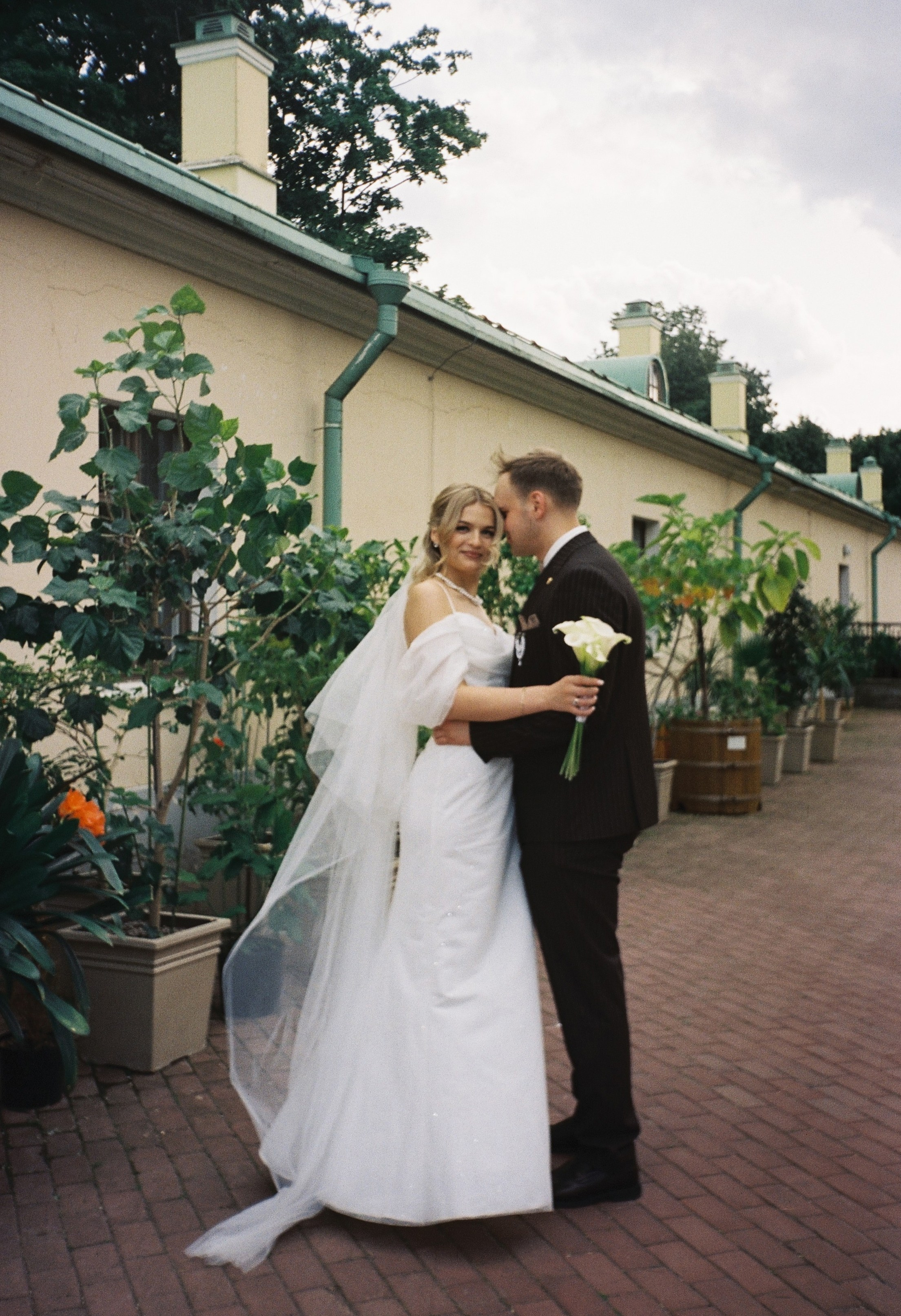 Саша и Маша, свадебная прогулка в Царицыно, плёночные и цифровые кадры. Свадебный и портретный фотограф в Москве Кристина Золотова