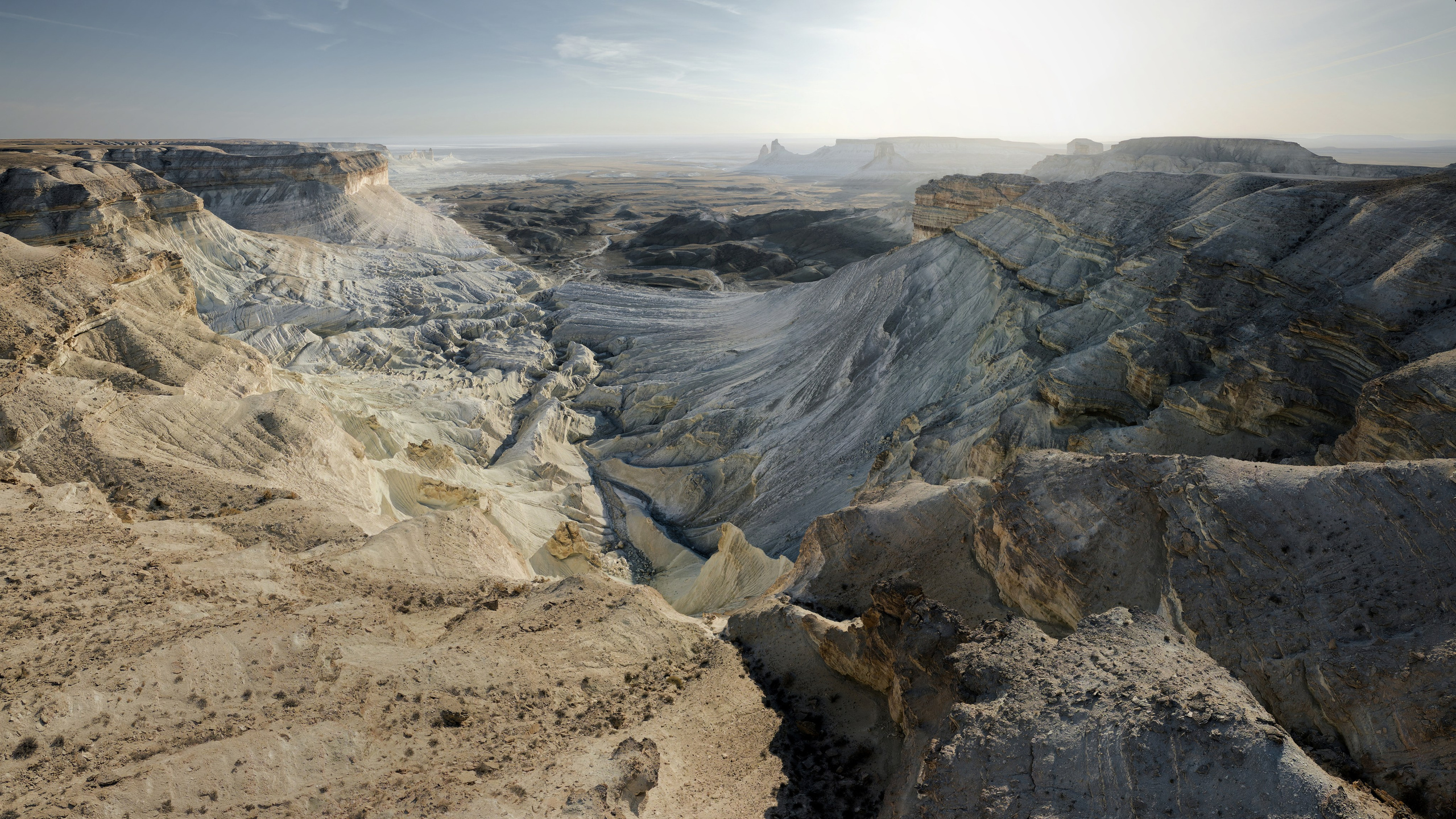 Известняковый каньон на закате с видом на Бозжиру