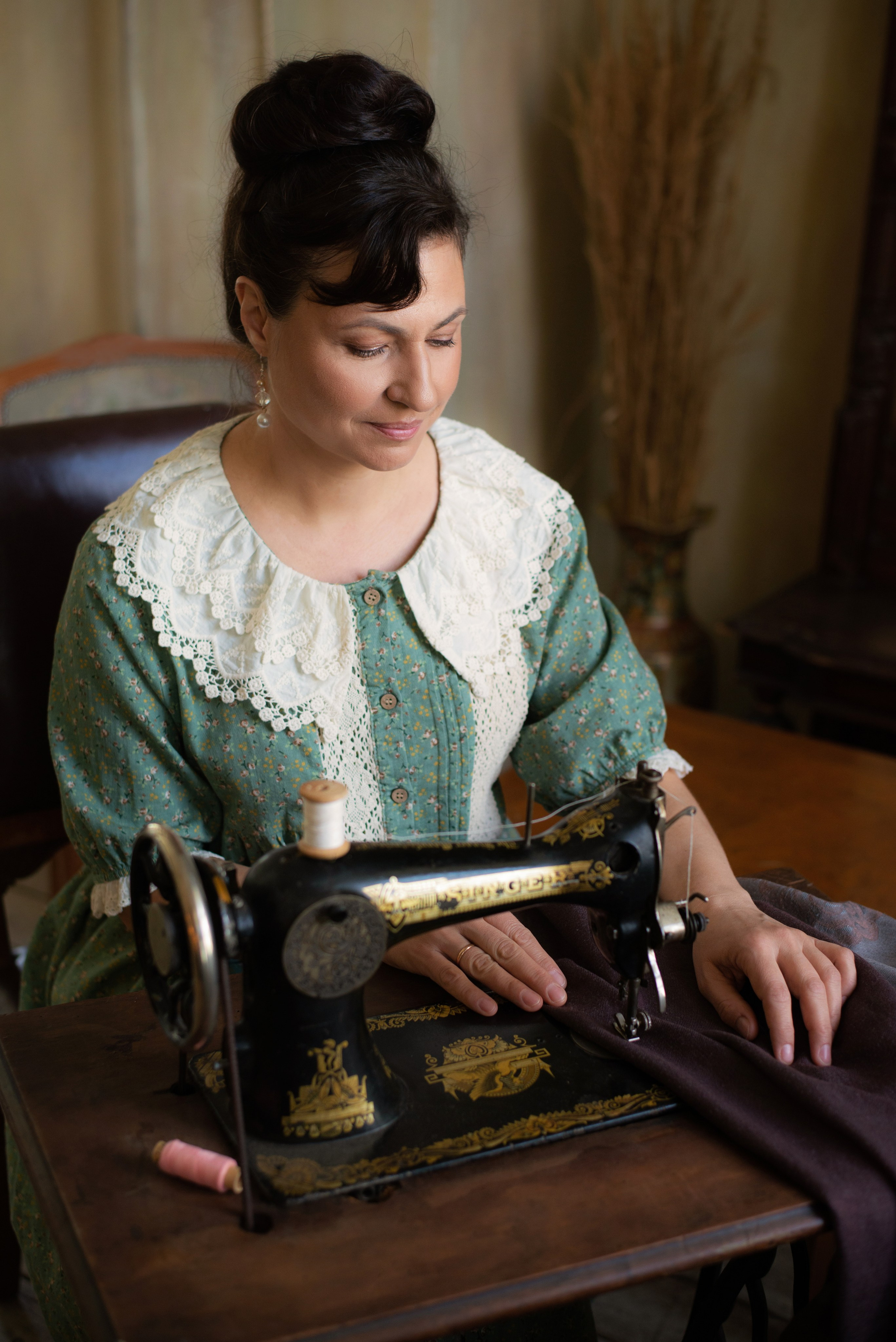 Фотосессия для женщины 40 лет в студии в ретро образе