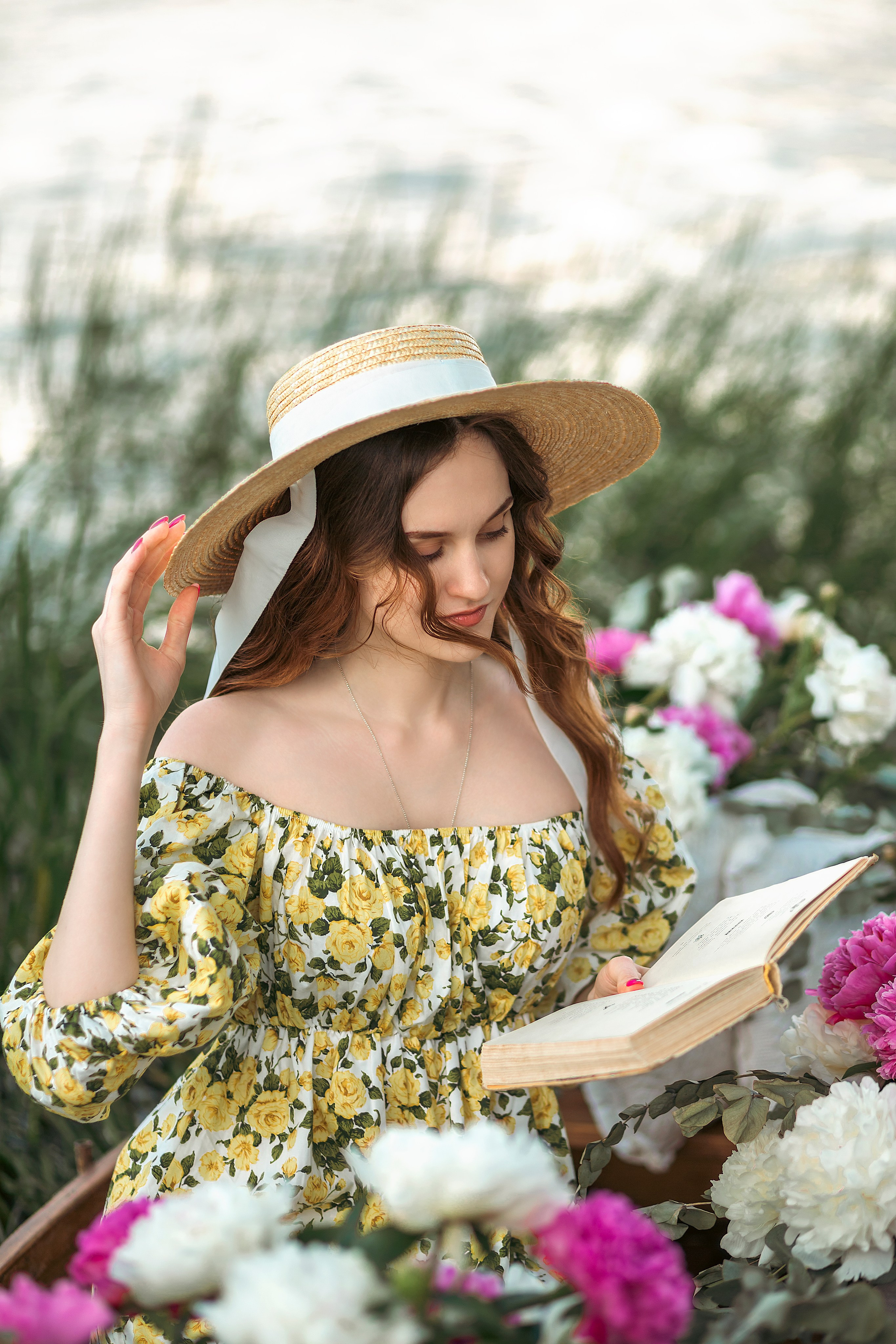 Лодка с пионами. Фотограф Ольга Бобб Нижний Новгород