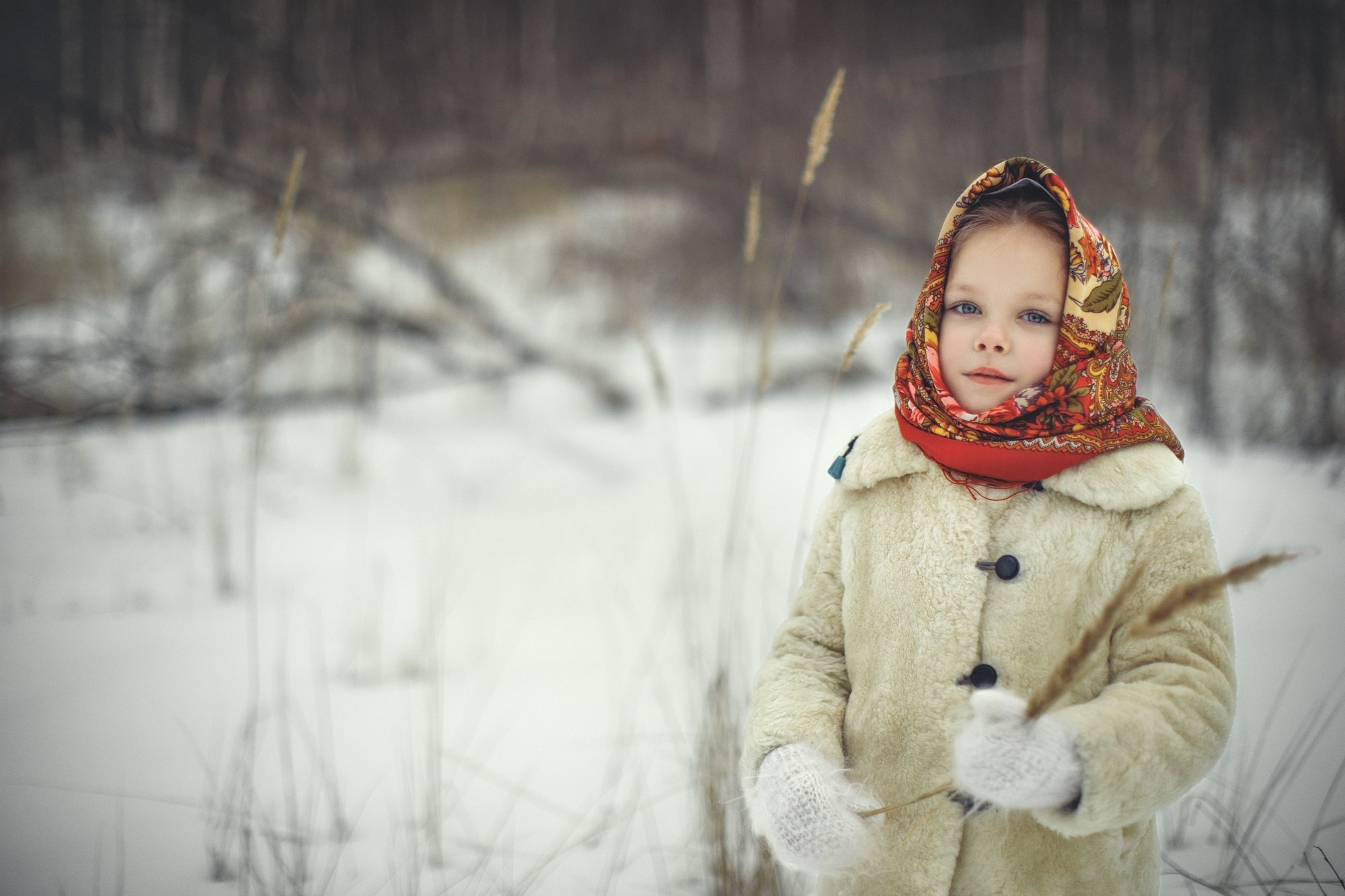 портрет девочки в русско-народном стиле, фотосессия с павловопосадским платком, фото ребенка на природе в зимнее время, ретро одежда на фотосессии, фото ребенка с леденцом петушок на палочке