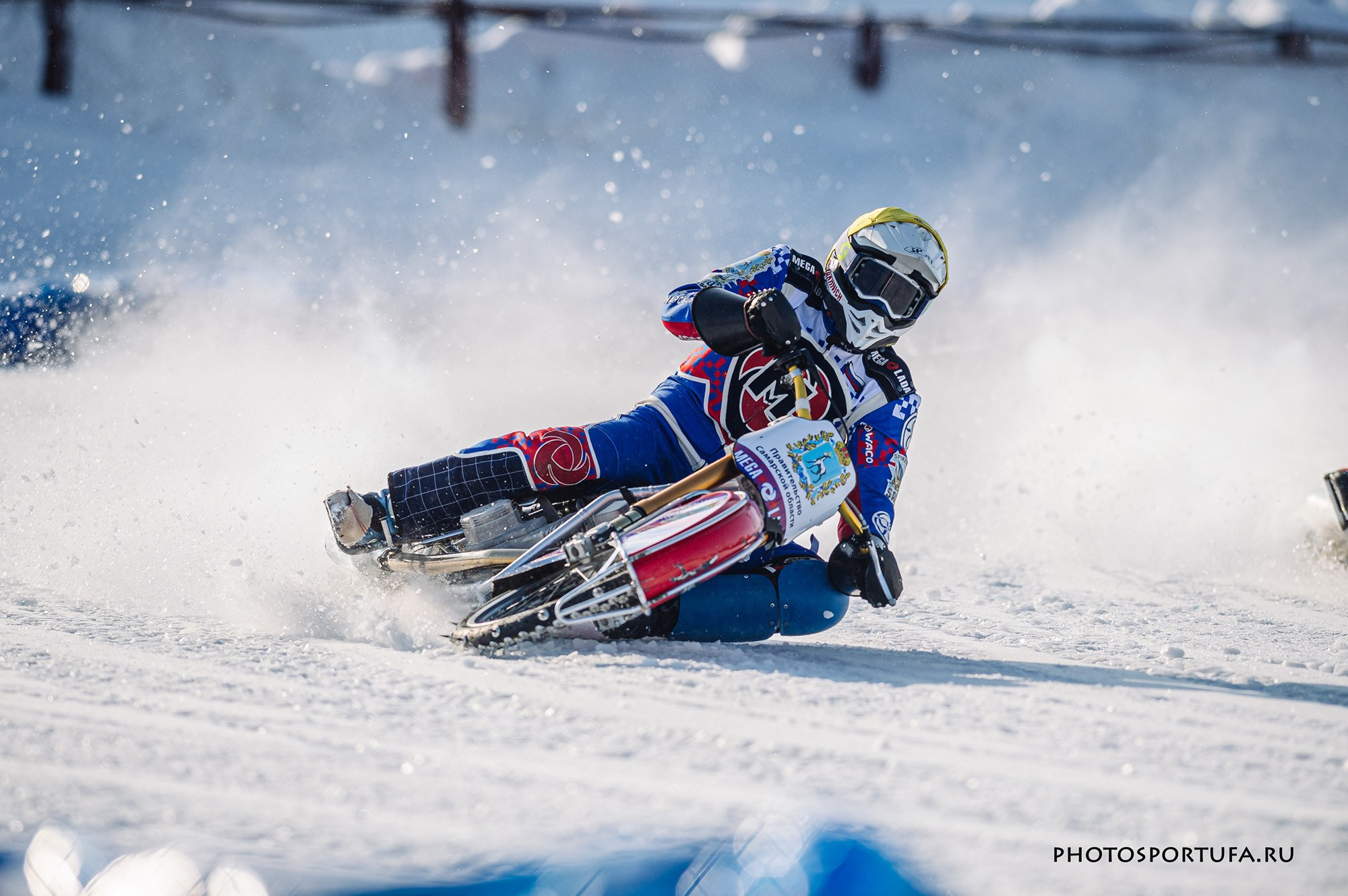 Мотогонку на льду. Спортивный фотограф в Уфе Евгений Буров