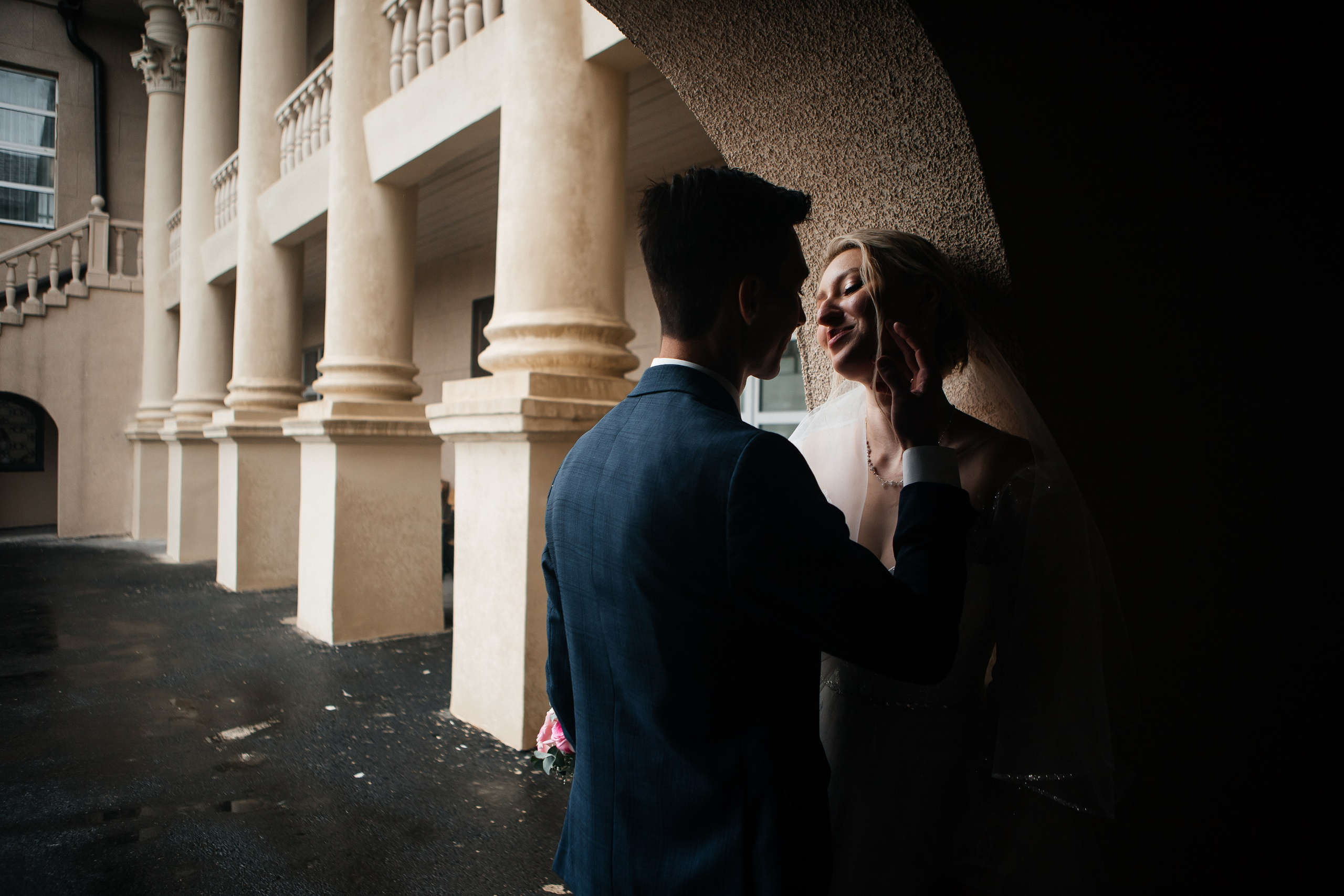 Евгения и Николай утренние сборы. Свадебный фотограф Виктория Чуйко Магнитогорск. Визуал для бизнеса