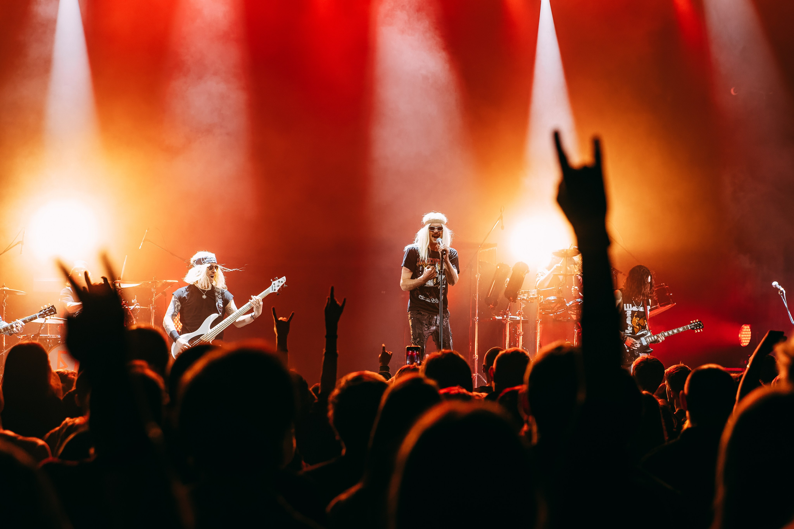 Багровый Фантомас, фоторепортаж, СПб, BASE, 14.12.2025. Алена Адрианова: фотограф в Санкт-Петербурге