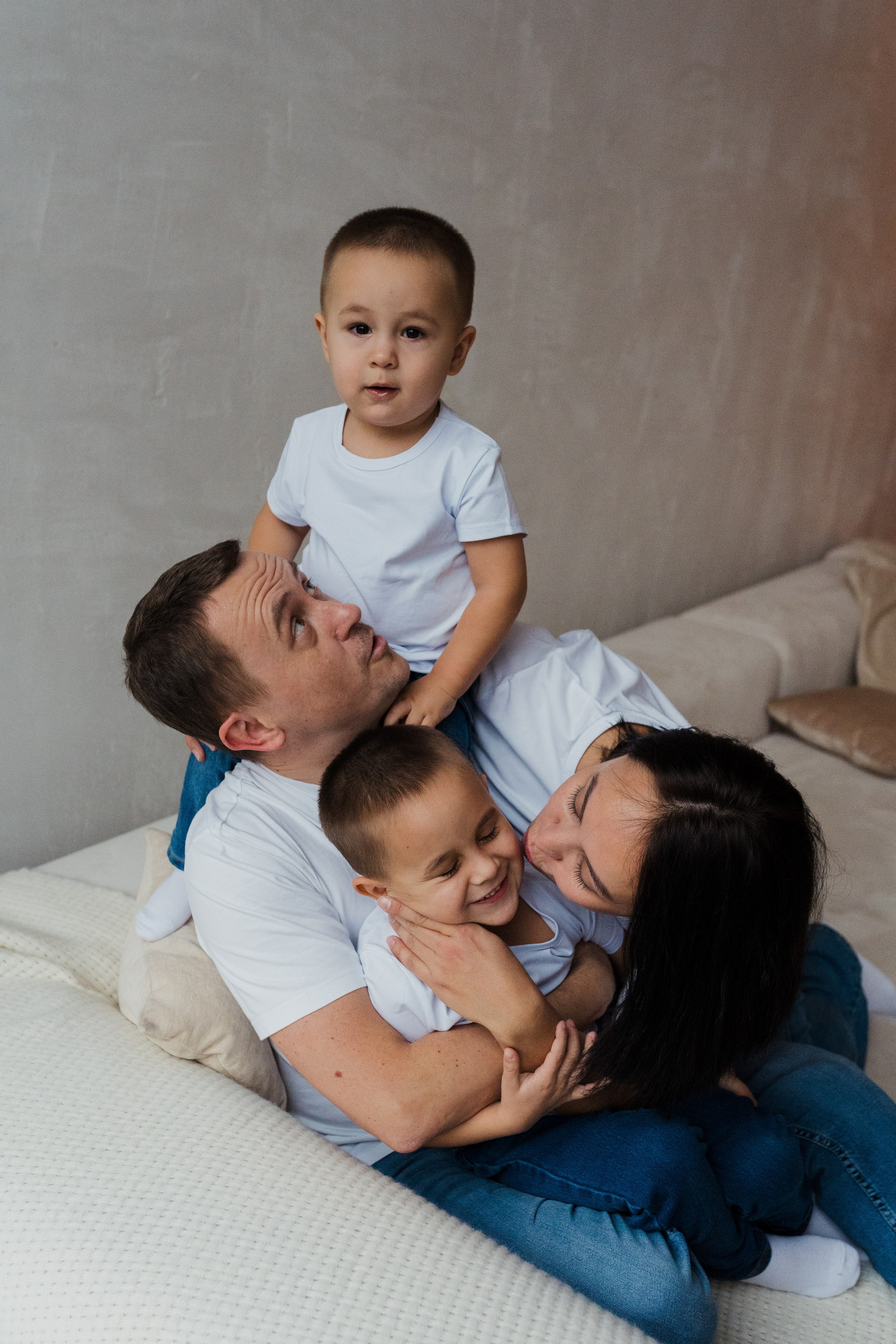 Семейная фотосессия в студии в Москве, семейный фотограф Анна Полушина. Свадебный фотограф в Москве Анна Полушина