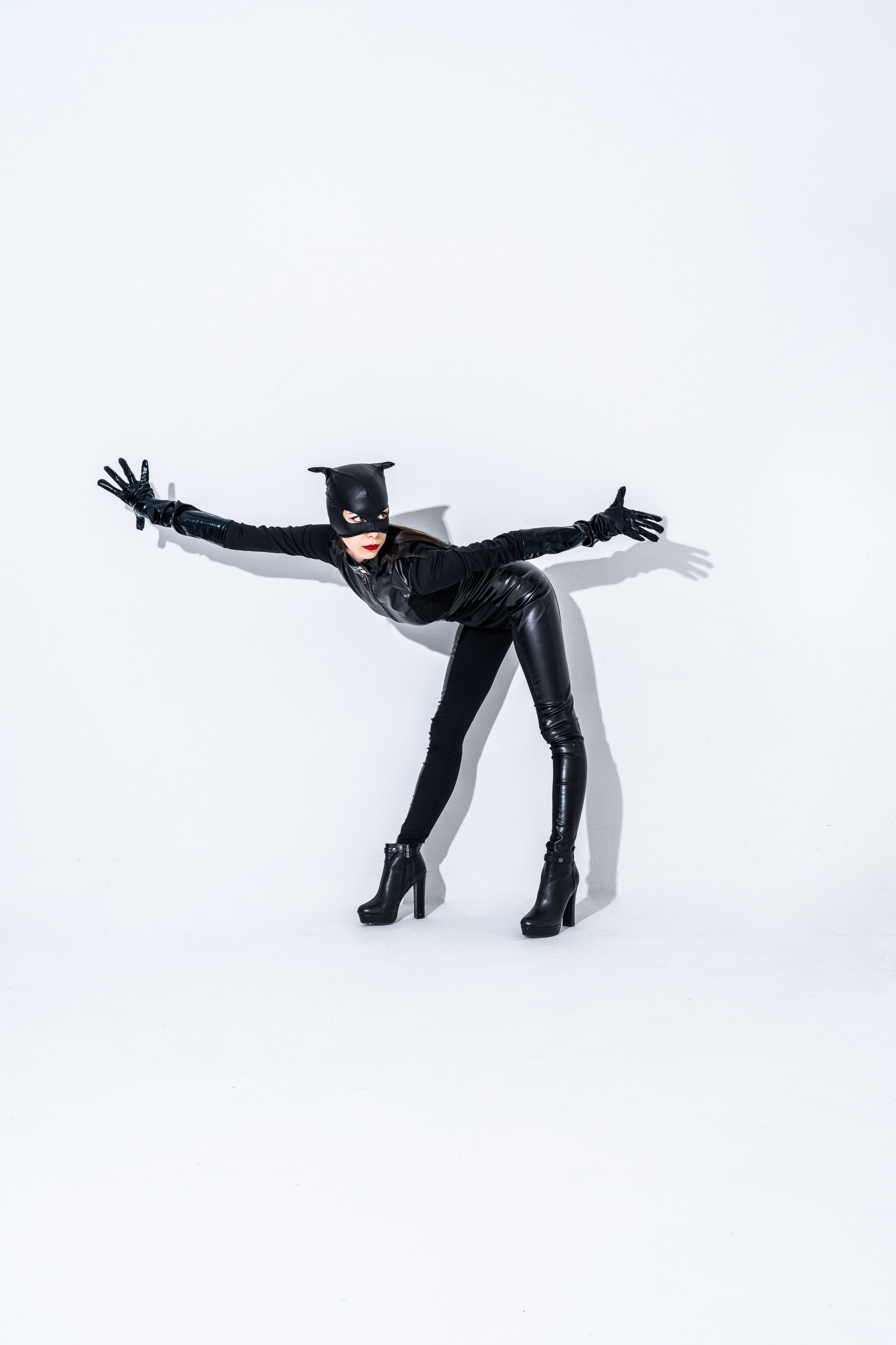 Женщина кошка. Модель Камилла white background. Свадебный и индивидуальный фотограф Аля Мамакова