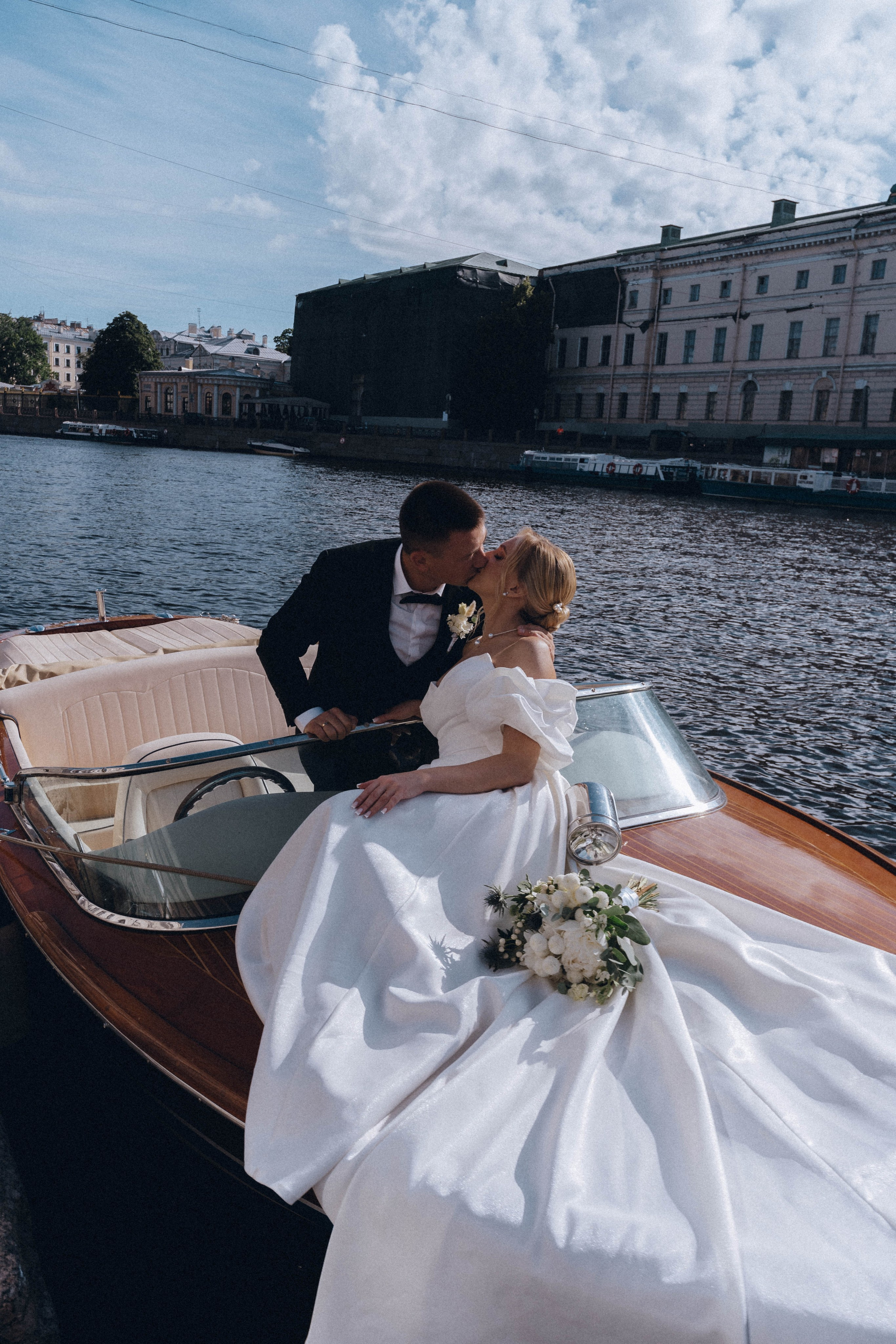 СВАДЕНБНАЯ СЬЕМКА НА КАТЕРЕ ПО КАНАЛАМ САНКТ-ПЕТЕРБУРГА И В АКВАТОРИИ НЕВЫ. Профессиональный фотограф, Санкт-Петербург — Виктория Богомолова
