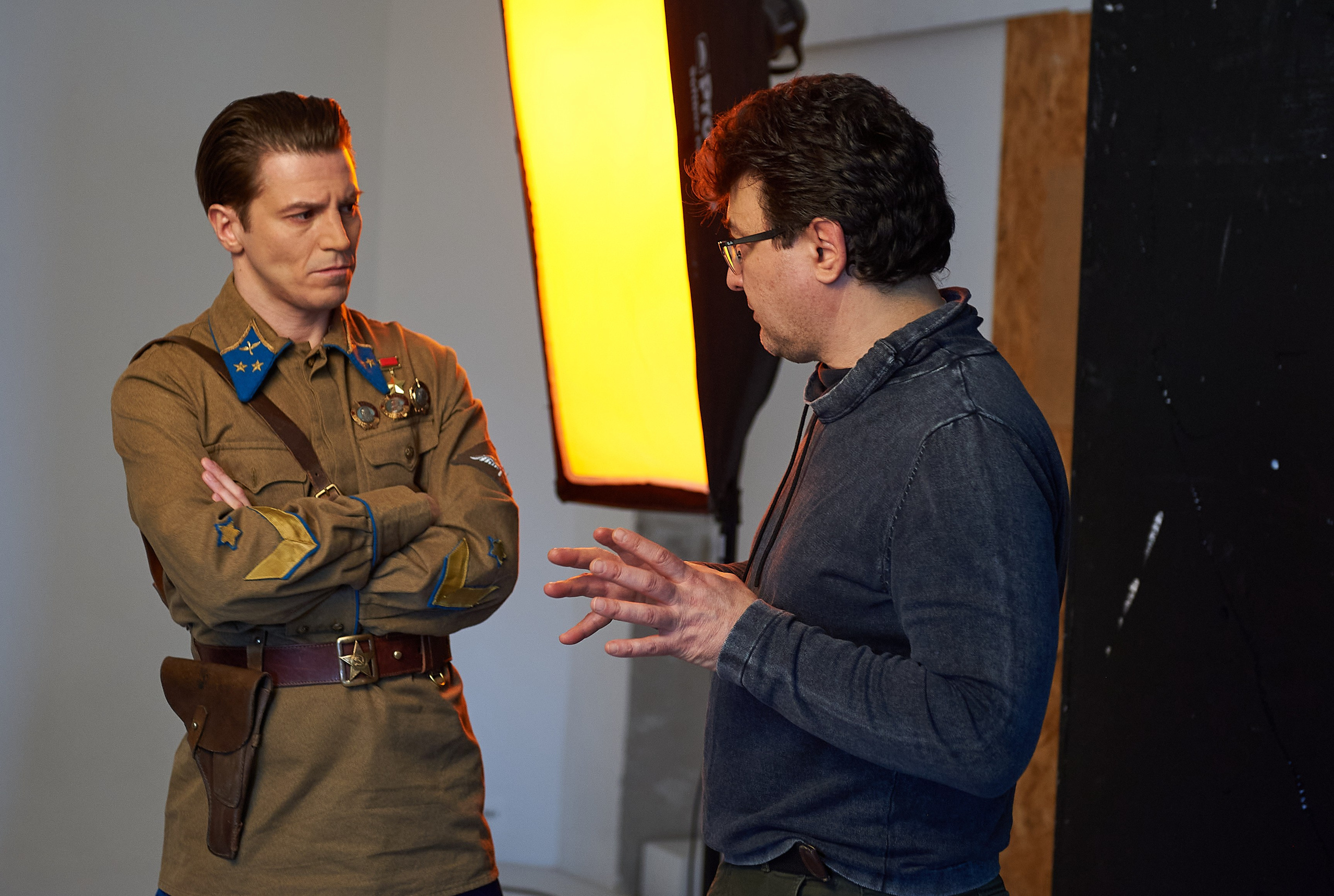 BACKSTAGE. Www.apowerstudio.com