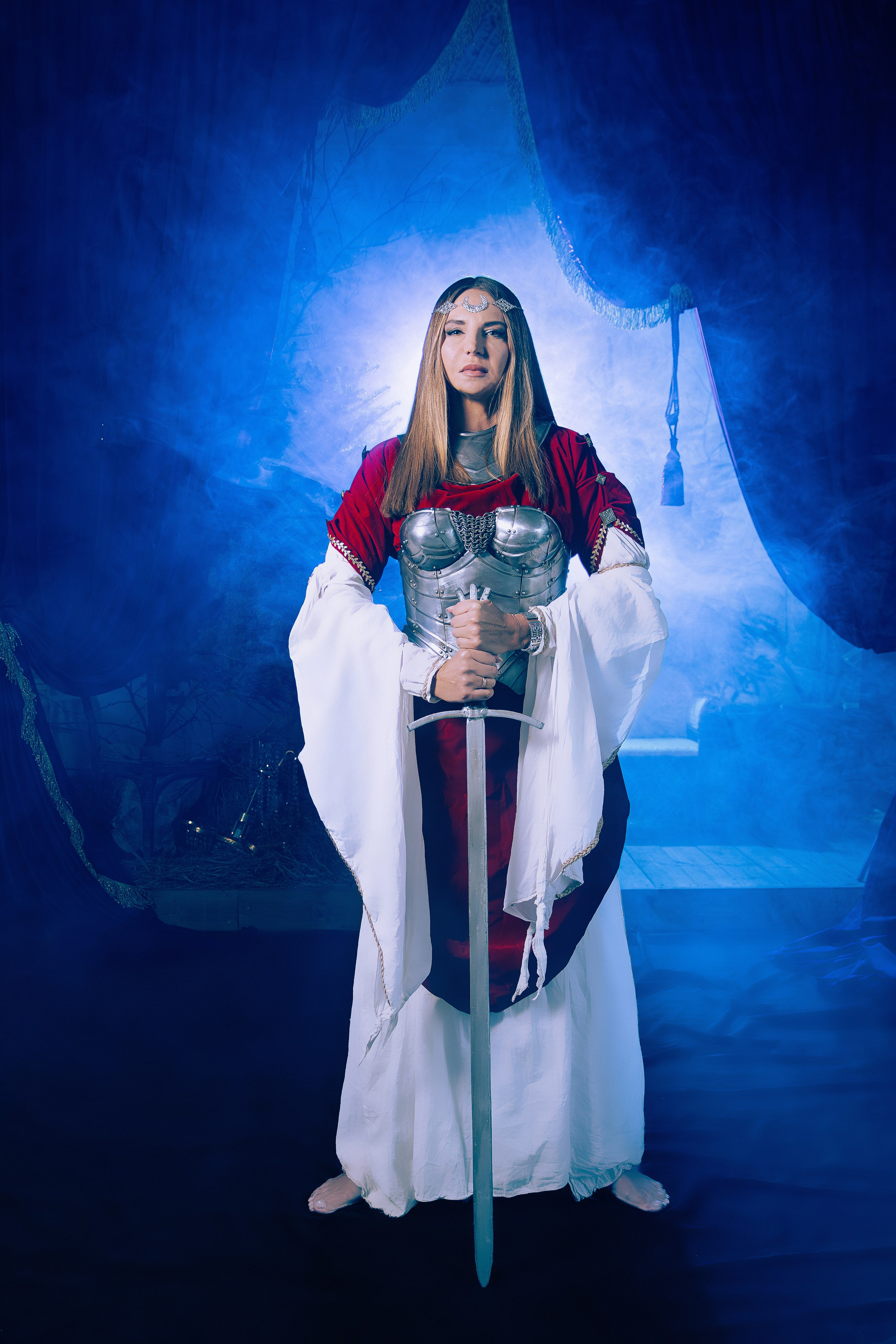 Женская фотосессия в Ростове-на-дону в образе воительницы с доспехами и мечом в поле.