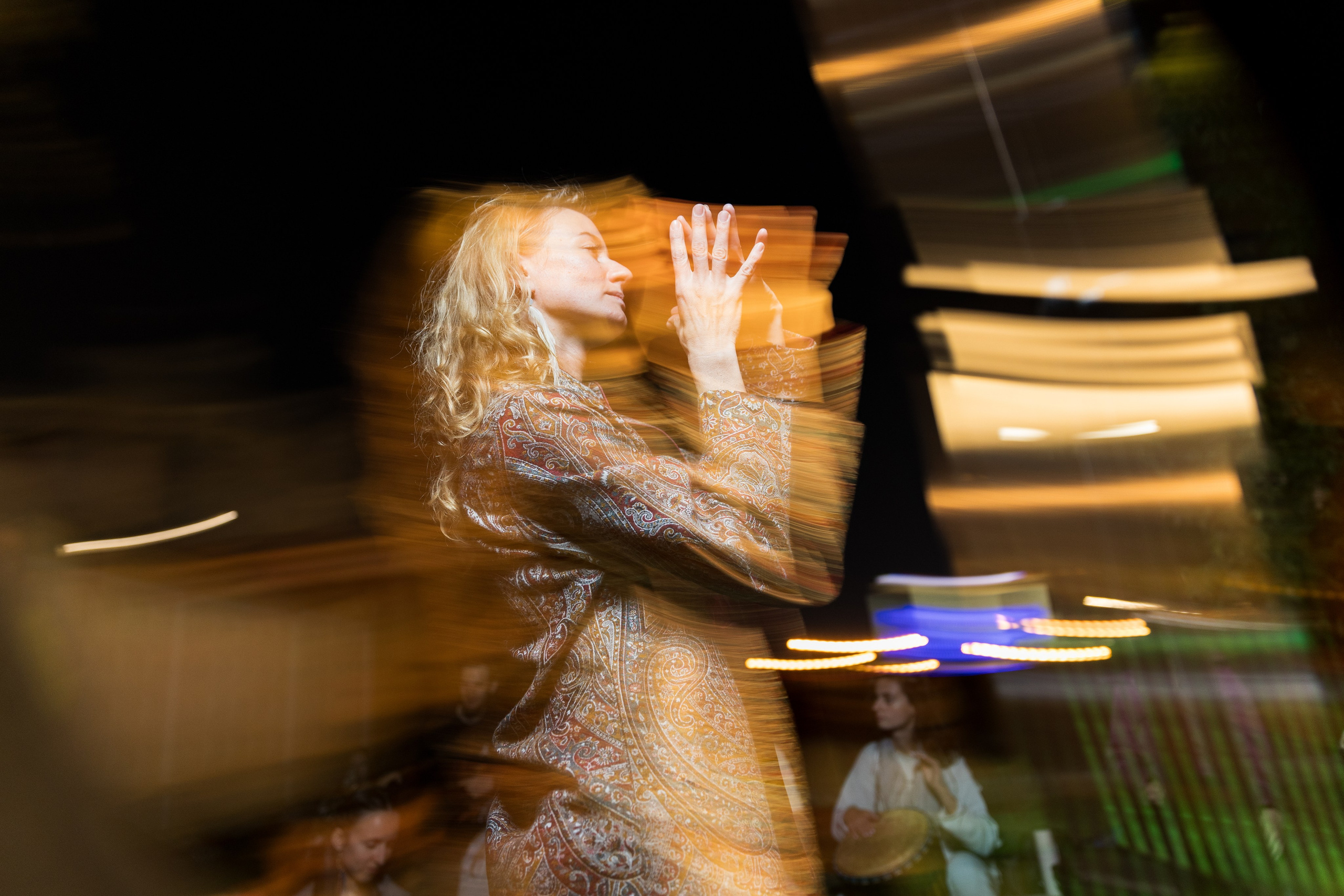 Девушка танцует с размытием