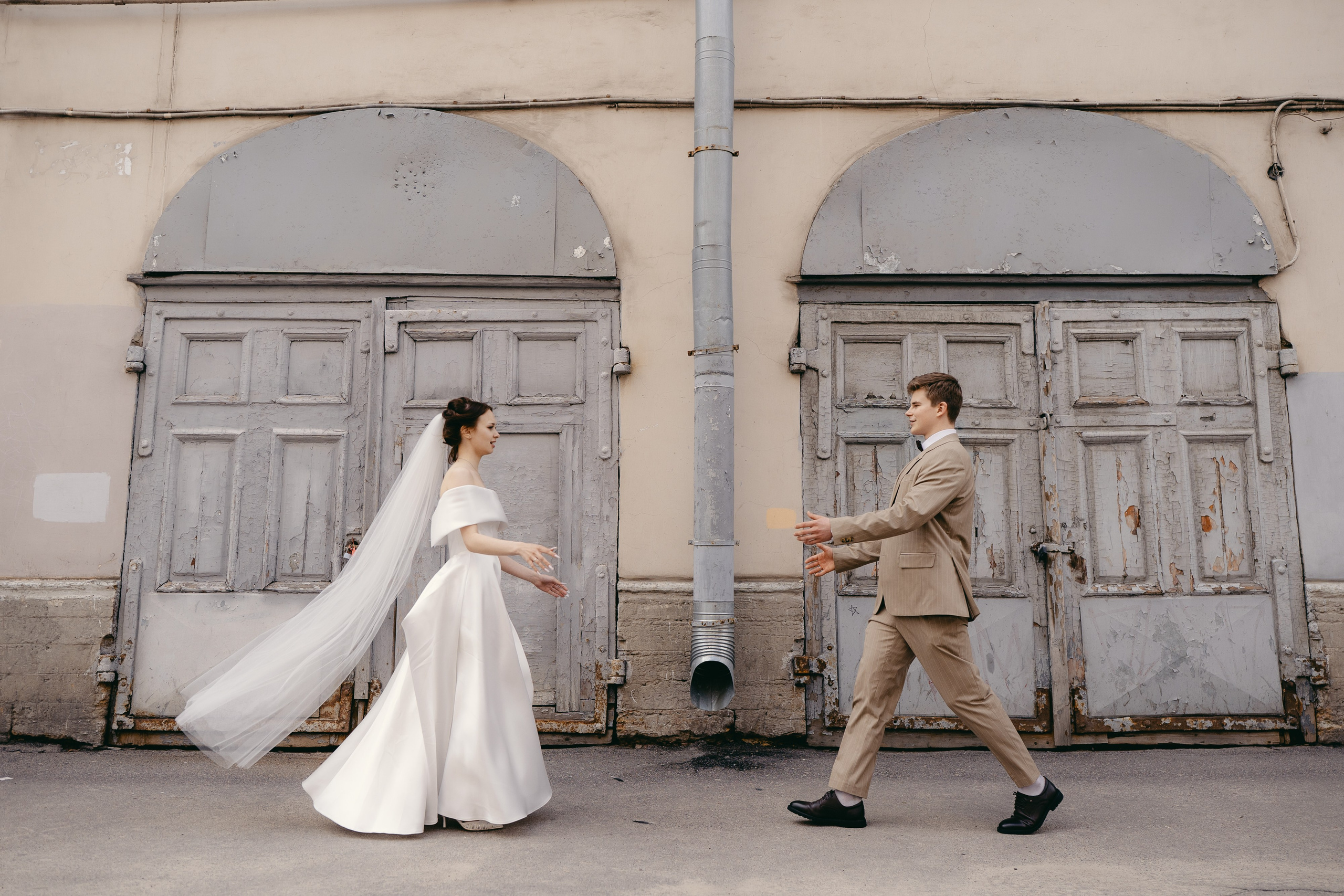 Красивые места для свадебной фотосессии летом в Санкт-Петербурге. Свадебный фотограф Александр Невский в Санкт-Петербурге