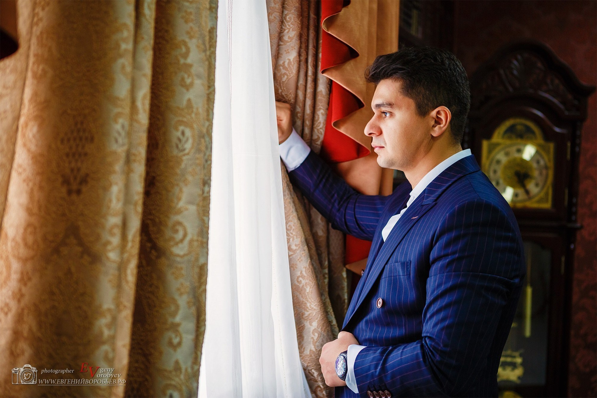 мужская фотосессия для сайта знакомств социальных сетей фотограф в Красноярске цена заказать мужскую фотосессию бизнес портрет мужские фото для знакомства с девушкой брутальная фотосессия в городе фотостудии имиджевая фотосессия для мужчины для бизнеса идея  места пример фото образы стилист Красноярск позы для мужской фотосессии генерация фото фотосессия ИИ промты для фотосессии нейросеть  