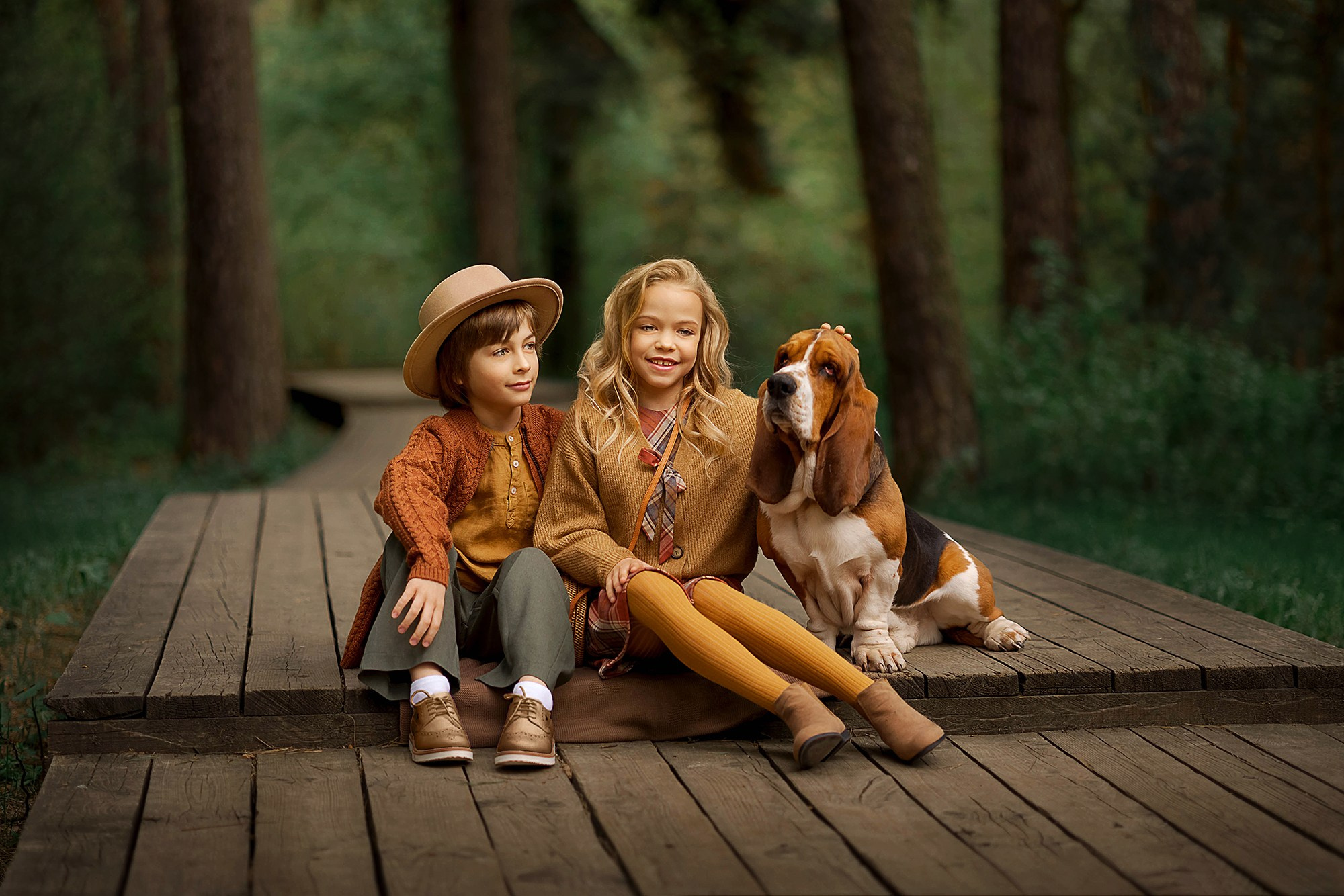 Дети на прогулке с собакой