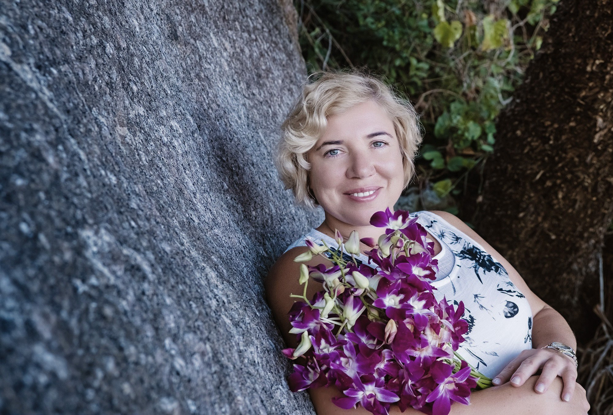 Фотосессия Пхукет фотограф красивая женщина портрет цветы орхидея пляж Патонг Ката Карон Найхарн Майкао идея место поза пример фото море волна  заказать фотосъёмку Phuket Patong Naiharn цена стоимость описание фотосессии аренда платья стилист образ отель ресторан кафе