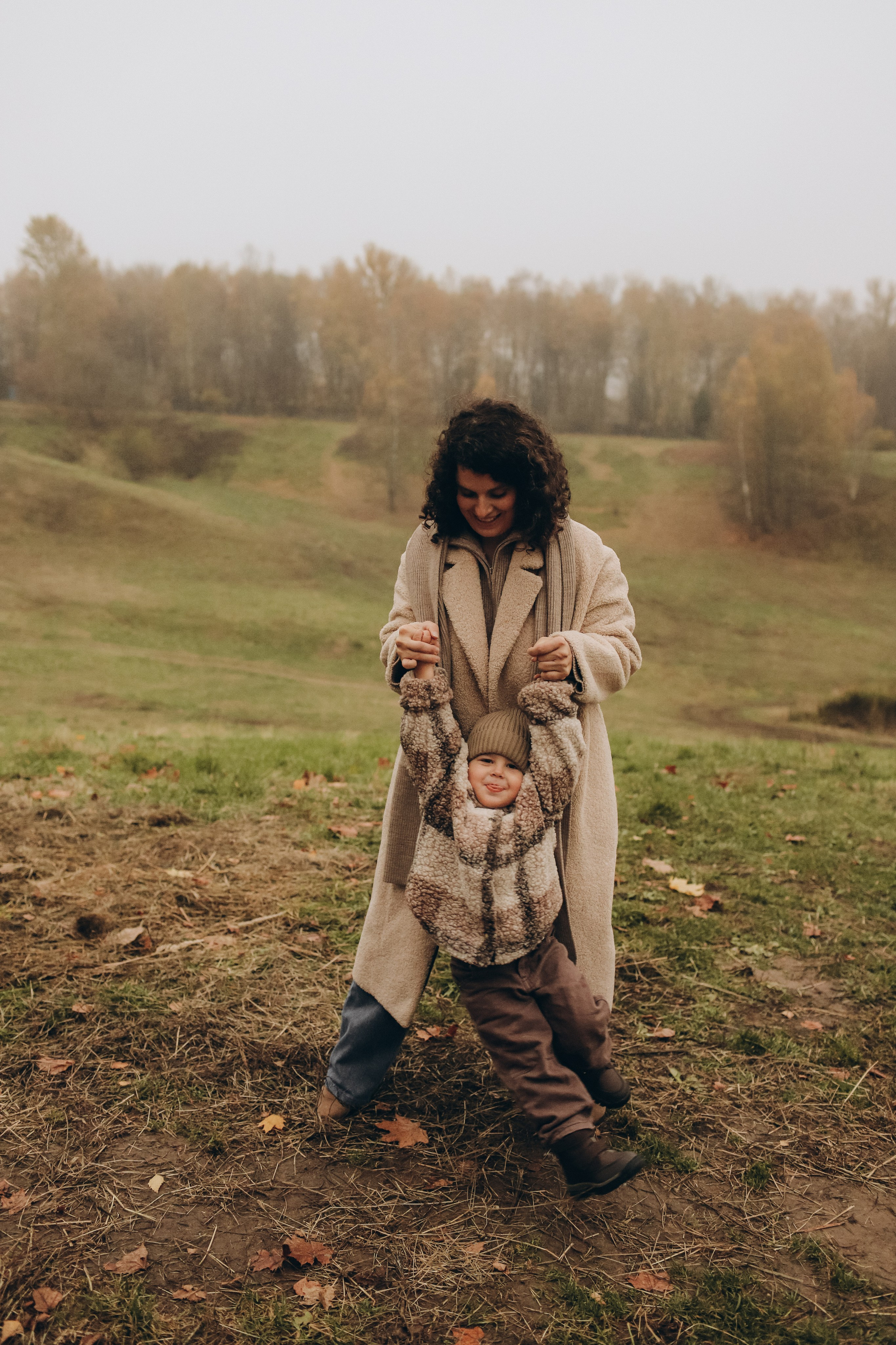 Осенняя прогулка по холмам: Саша, Алёна и Прохор. Свадебный, семейный и детский фотограф в Люберцах Зайцева Анастасия