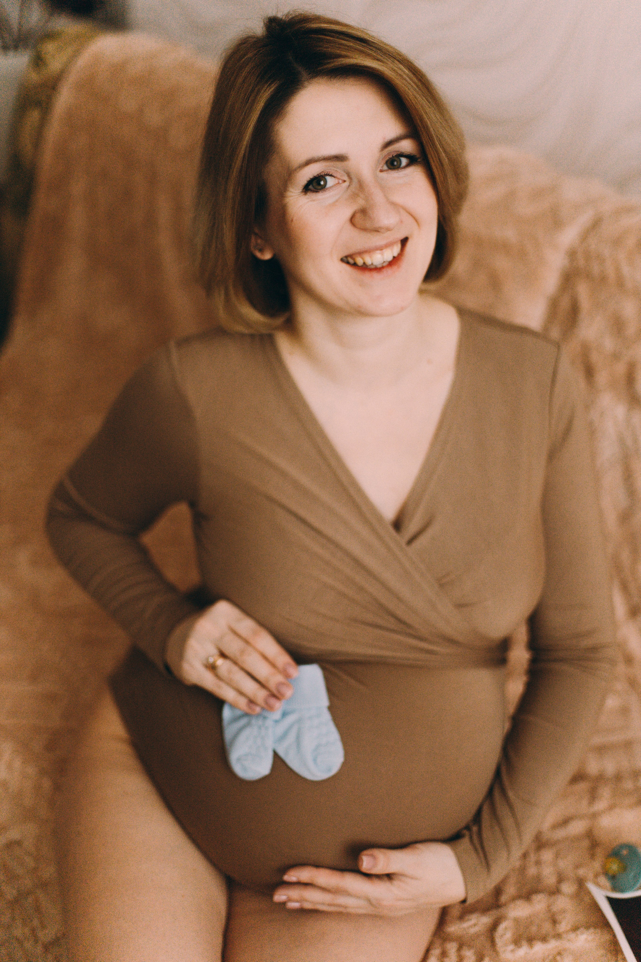 Домашняя съёмка беременности, фотосессия беременной девушки дома, беременная девушка в коричневом боди