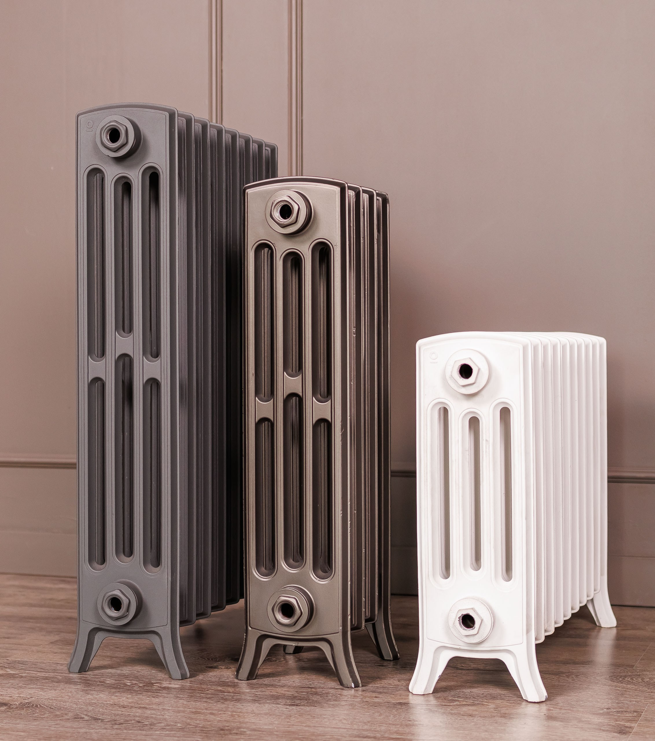 Предметные фотографии дизайнерских радиаторов отопления в стиле ретро