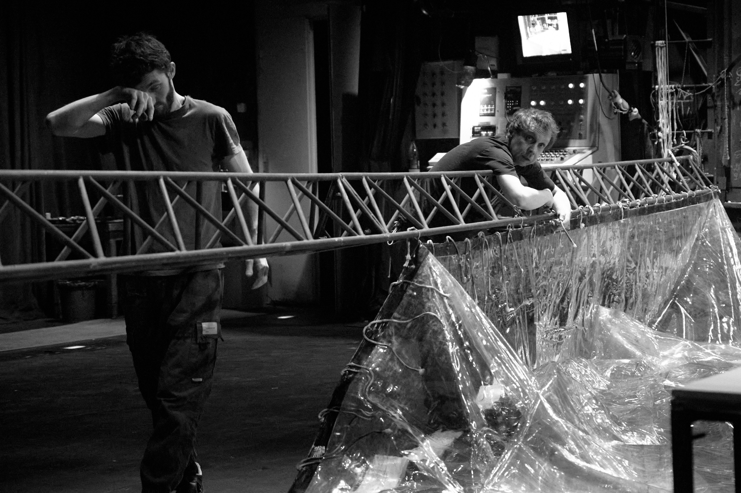 Монтаж спектакля Двойник. Фотограф Юлия Маринина