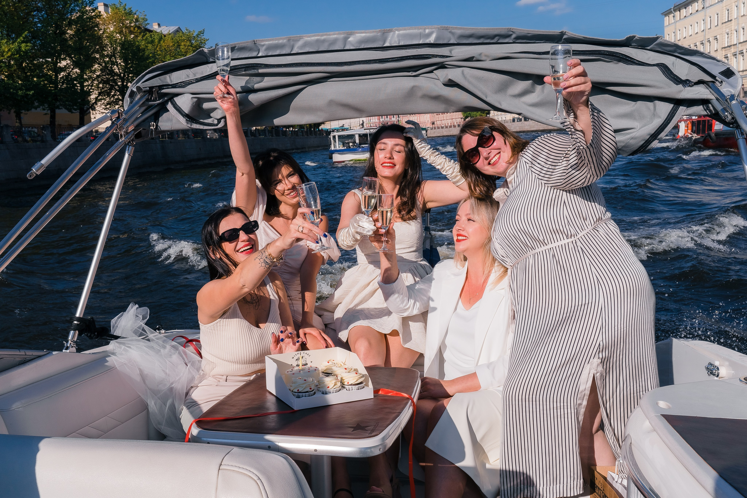 Фотосъемка девичника, встреча девушек, веселые женские портреты