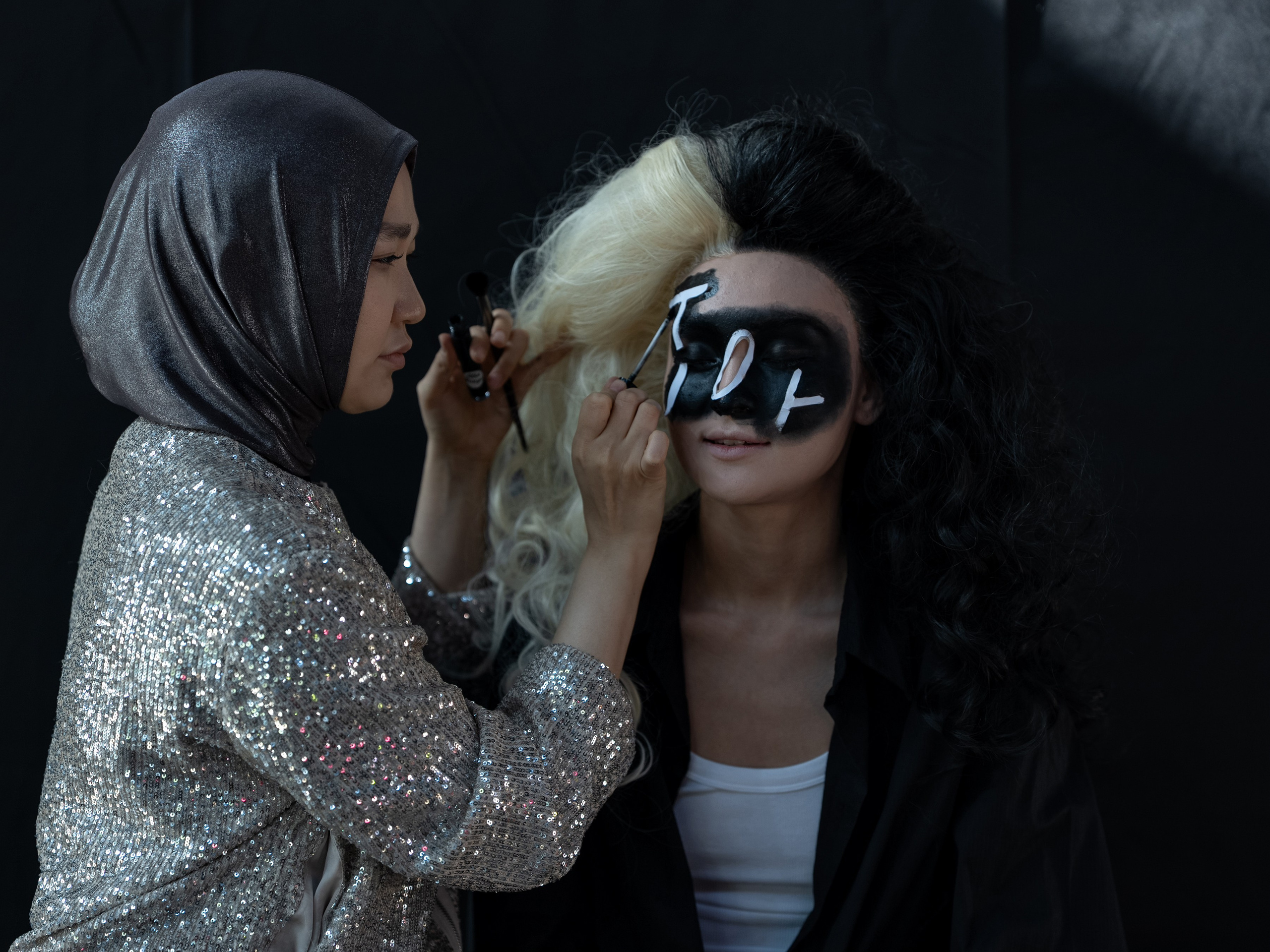 Visa Fashion Week Almaty Pre-Fall 2026 April Backstage Day 2. Сайт Алматинского НЮ АРТ, будуар и фэшн фотографа Дениса Карпенко