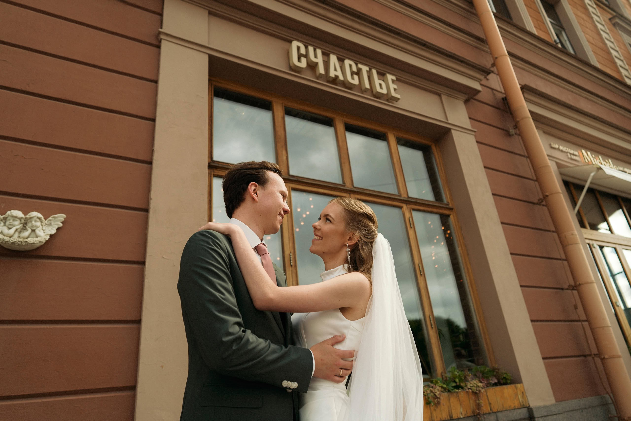 Арина и Илья — свадьба в Петербурге, цифра и плёнка. Свадебный фотограф Дмитрий Родионов — Санкт-Петербург и Ленинградская область