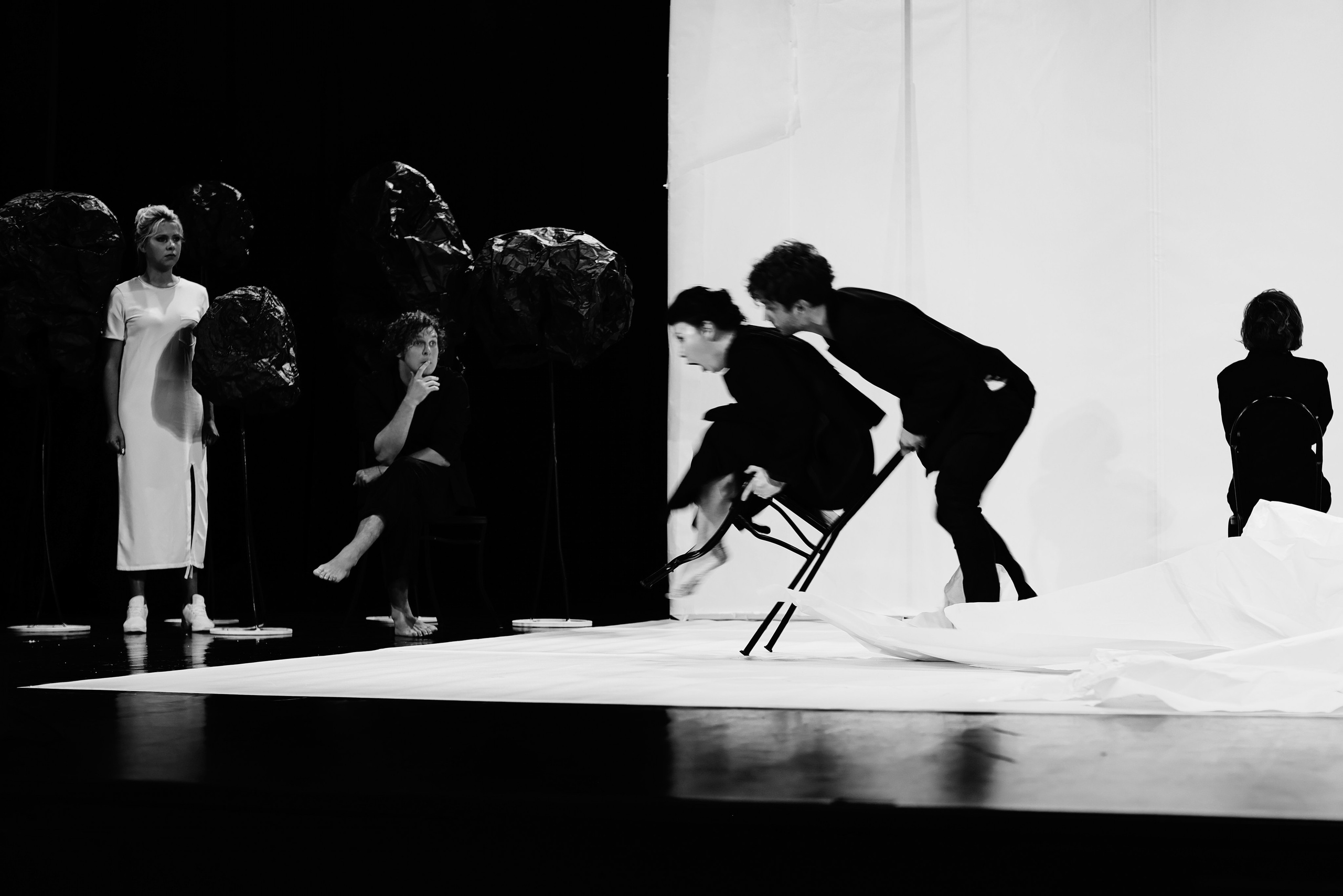 Спектакль «Забыть Герострата» (серия — монохром), Театр «Сначала-Сначала театр». Наталья Алексеенко. Фотохудожник в Москве. Репортаж, портрет, стрит