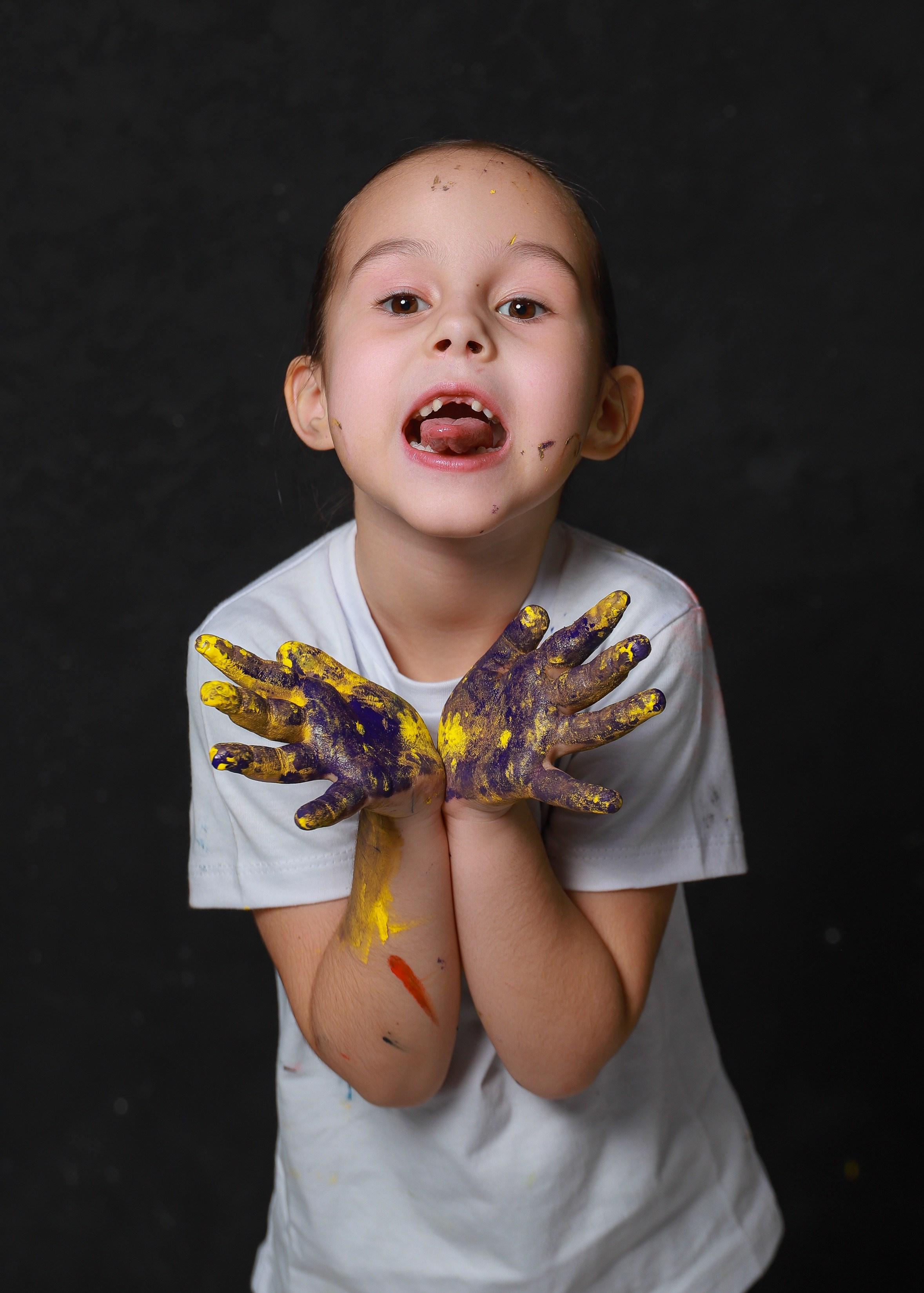 Младшие с красками. Фотограф Юлия Мальцева