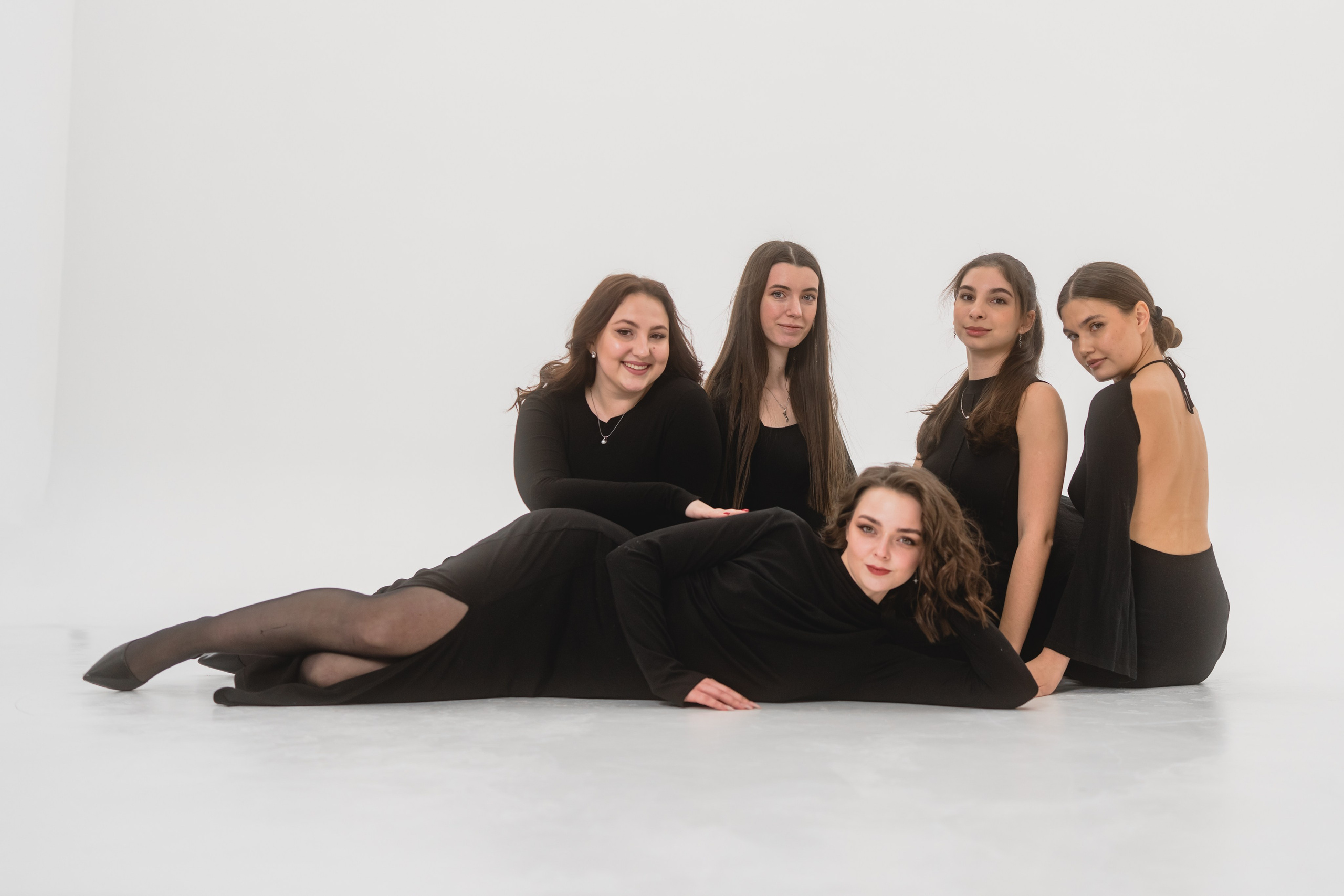 Студийная групповая фотосессия. Свадебный и индивидуальный фотограф Аля Мамакова