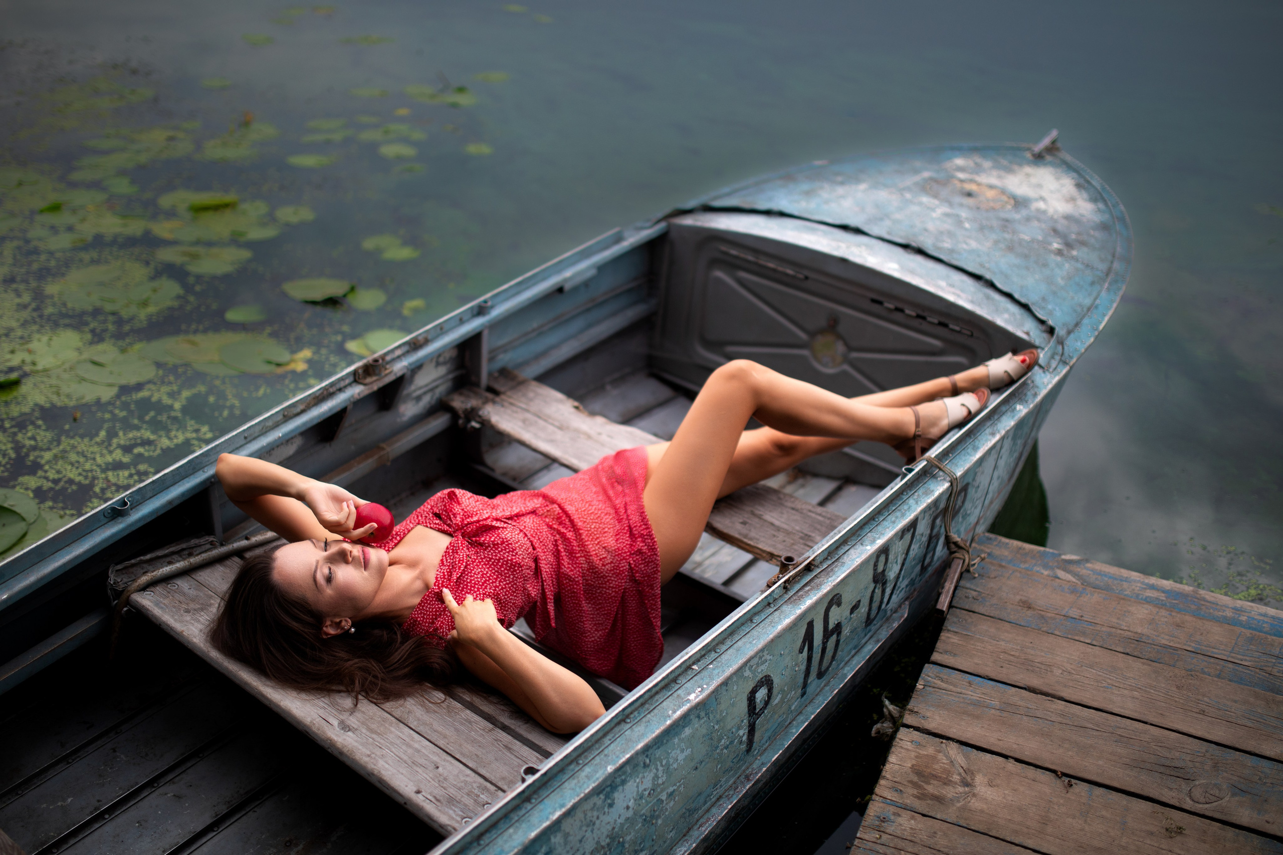 Съемка с Екатериной на рассвете на берегу реки