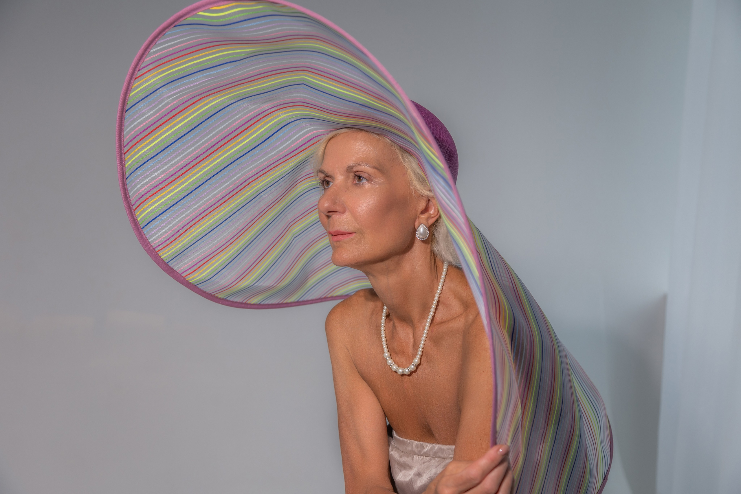 Модель Ольга в дизайнерской шляпке. Портретный фотограф в Москве Екатерина Богдасарова