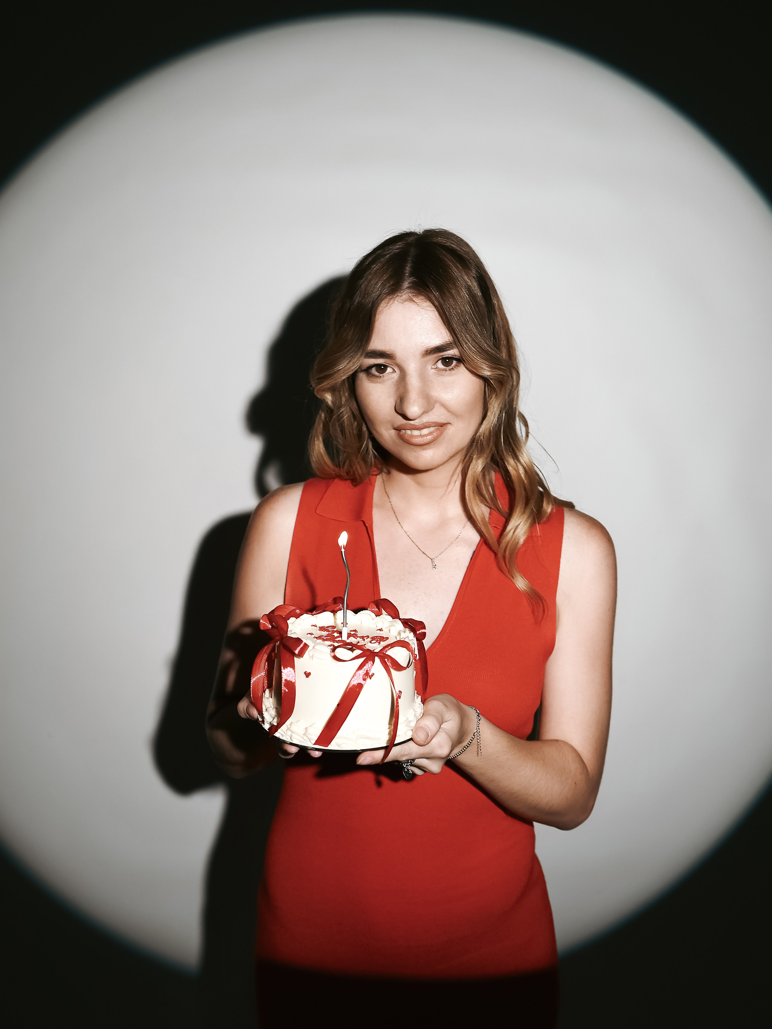 Студийная фотосессия на белой циклораме