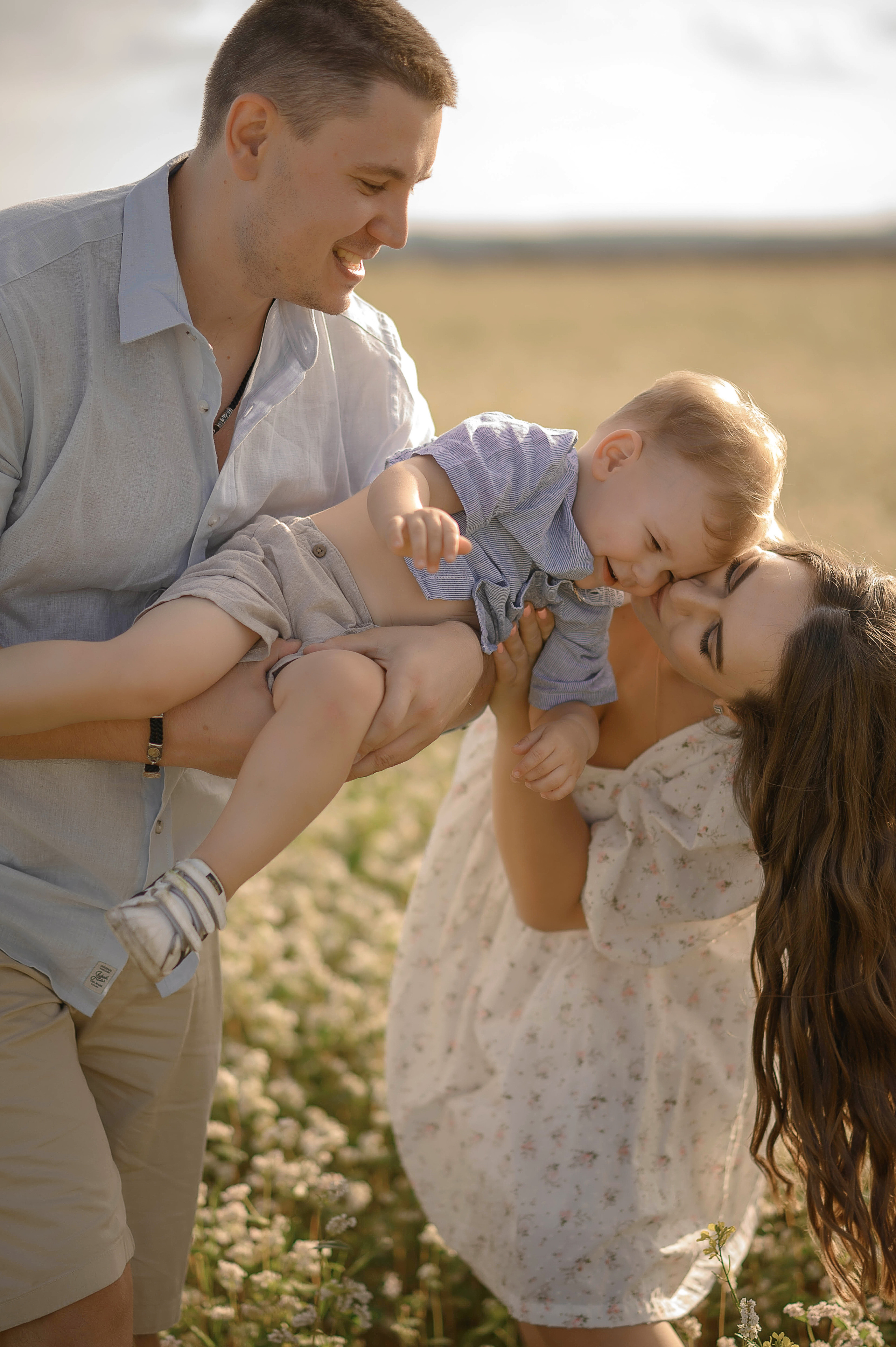 Семейная фотосъёмка в поле. Фотограф в Туле|Москве. Контент-съёмка, женские портреты, репортажные и съёмки для брендов