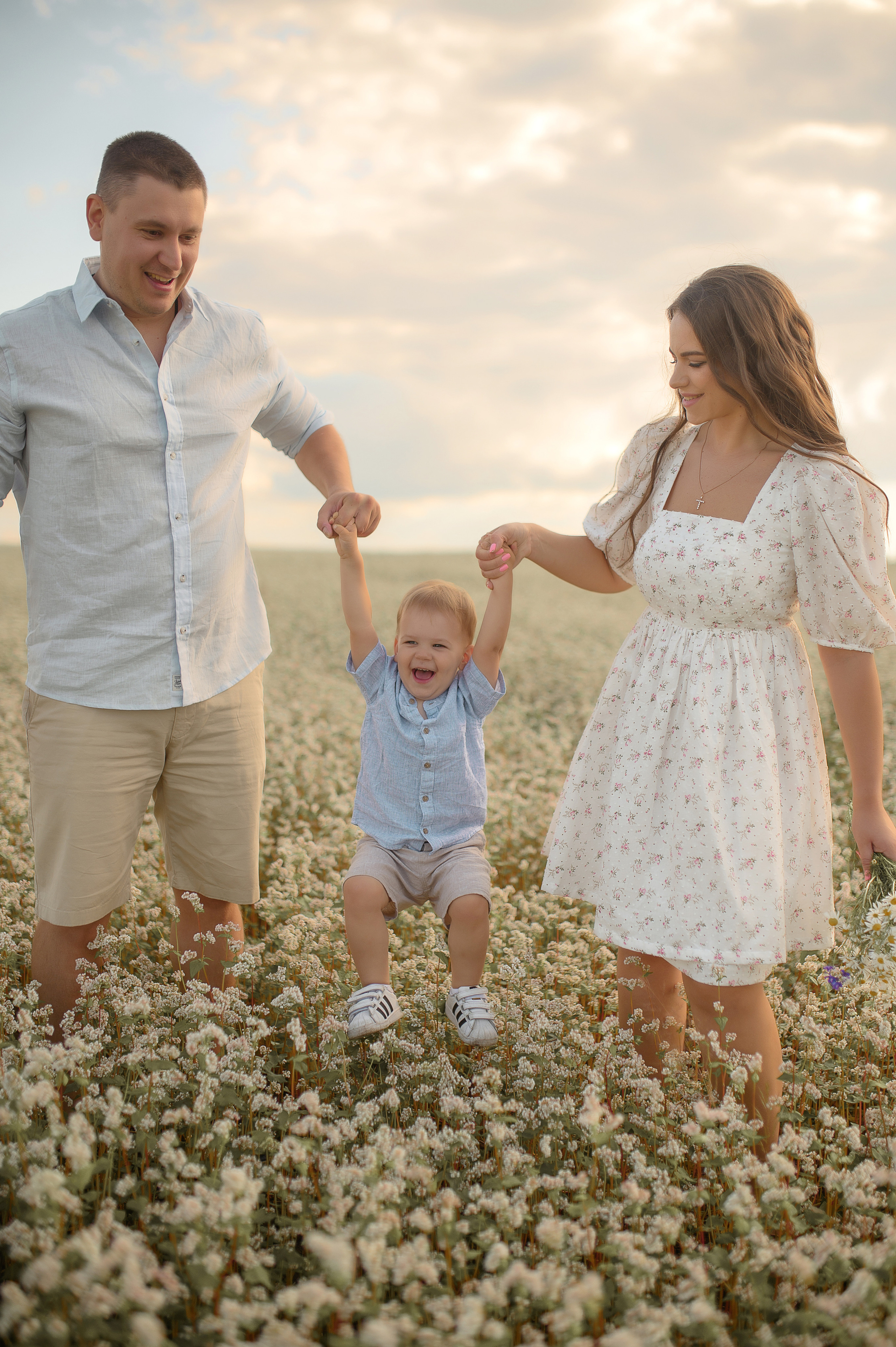 Семейная фотосъёмка в поле. Фотограф в Туле|Москве. Контент-съёмка, женские портреты, репортажные и съёмки для брендов