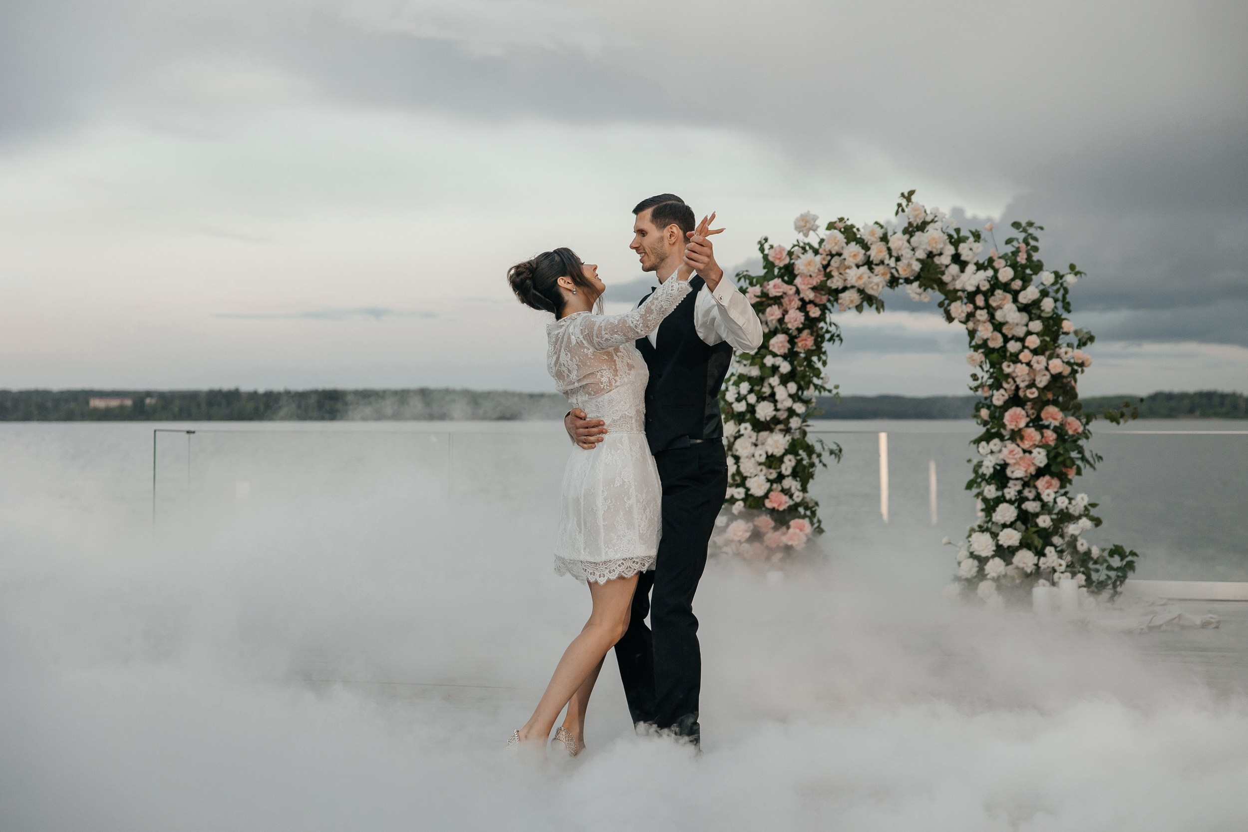 Свадебный танец с тяжелым дымом на площадке THE SUN LAKE VERANDA EVENT на озере Сенеж Солнечногорск
