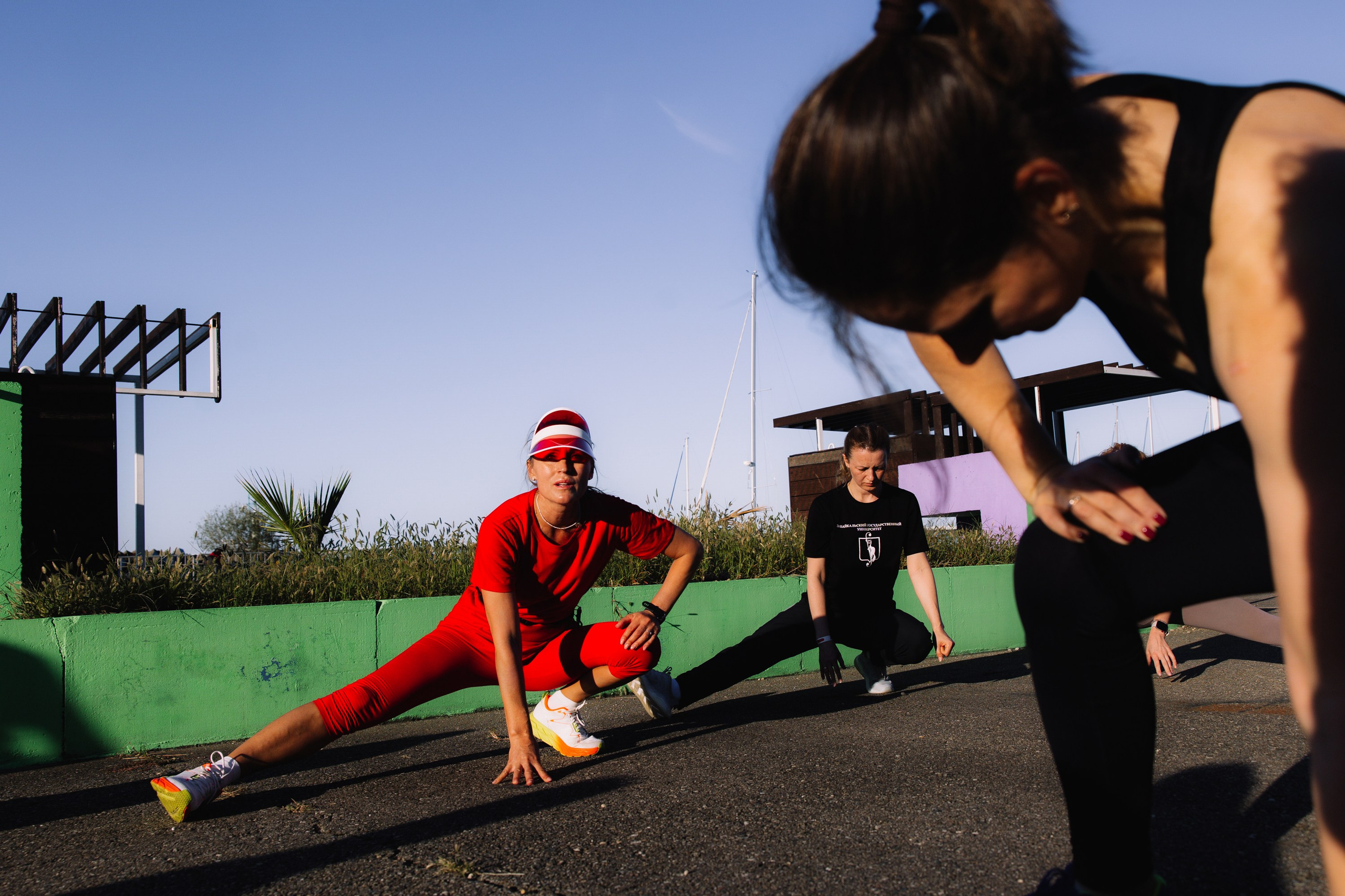 Растяжка: Участники выполняют упражнения на растяжку на открытом воздухе перед тренировкой.