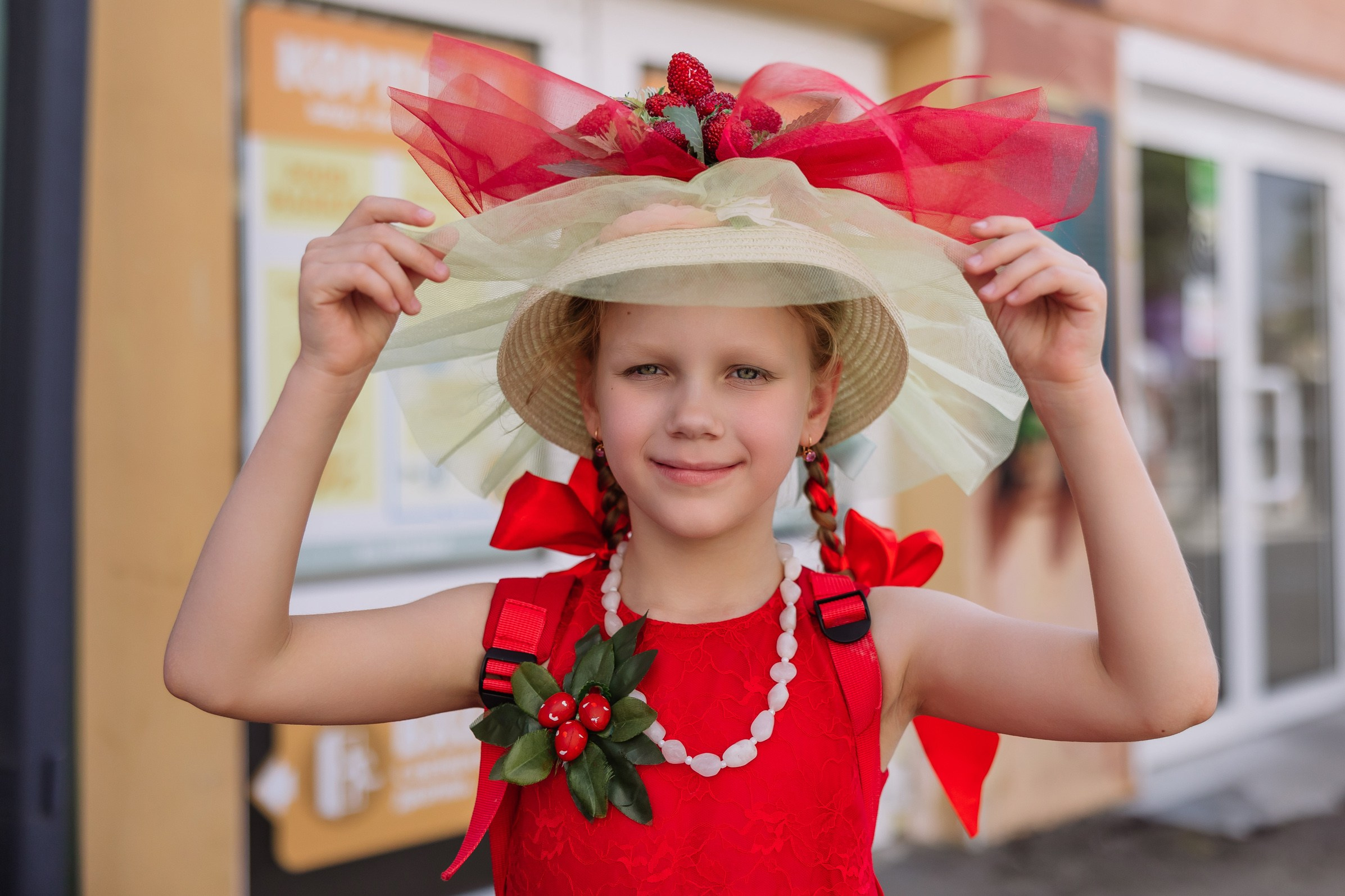 Детская фотография в клубничном костюме в Центре Города 