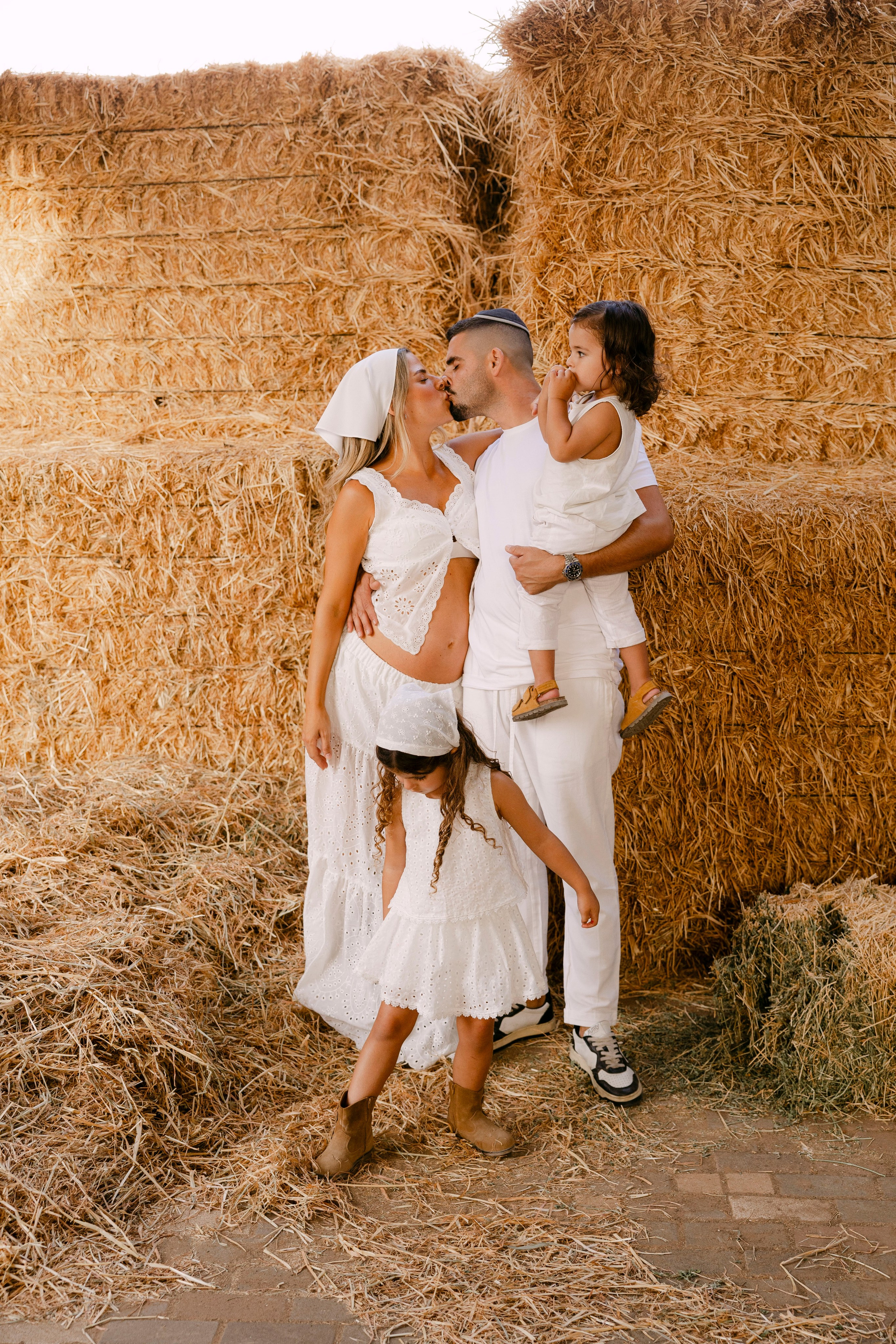 Pregnancy photoshoot at the horse farm. Главная
