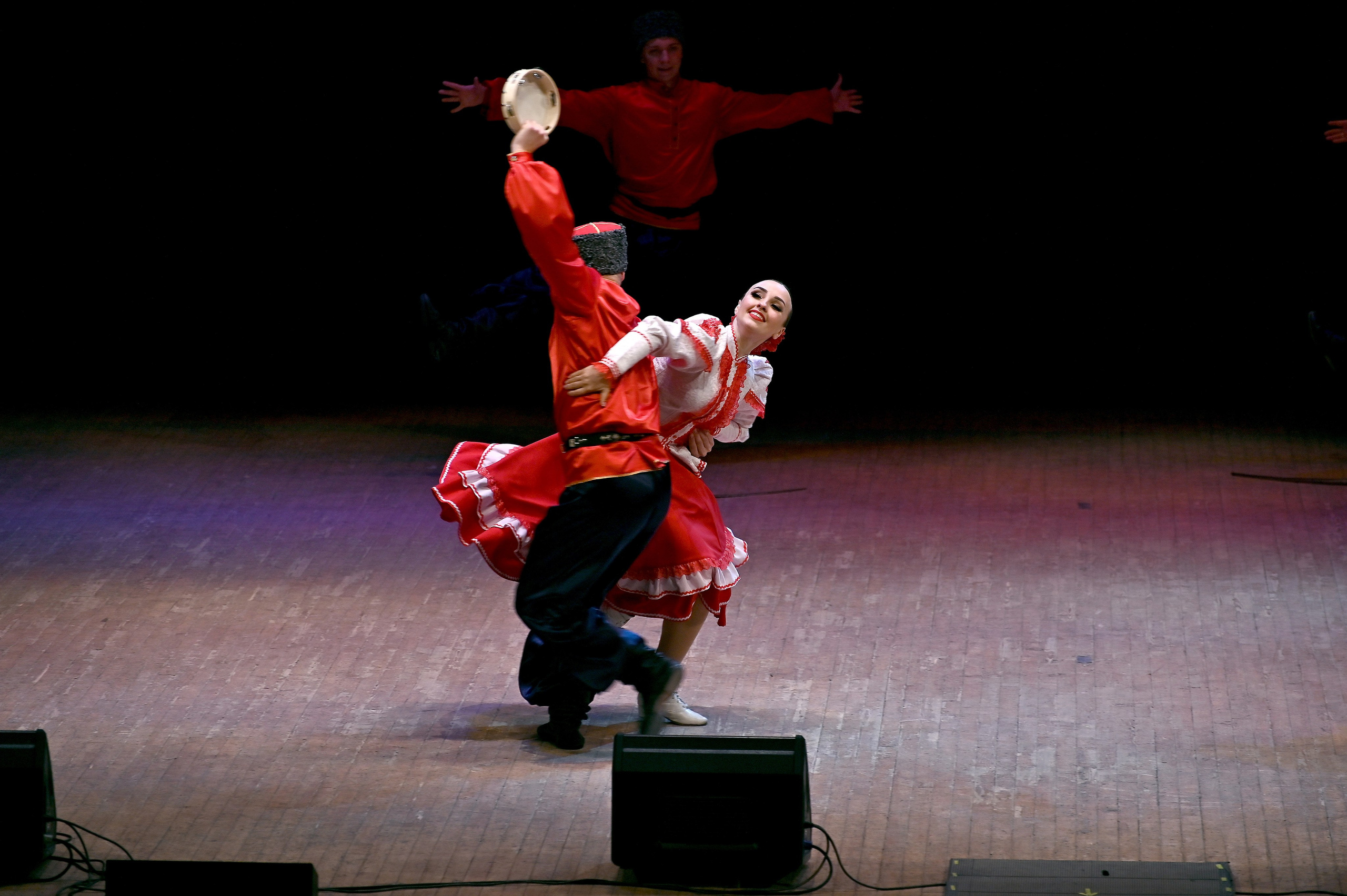 АНСАМБЛЬ ПЕСНИ И ТАНЦА «ДОНБАСС». ФОТОГРАФ ВАШИХ МЕРОПРИЯТИЙ РЯЗАНЬ СЕРГЕЙ КЛЮЕВ Концертная фотография близка к репортажу и портретной съемке