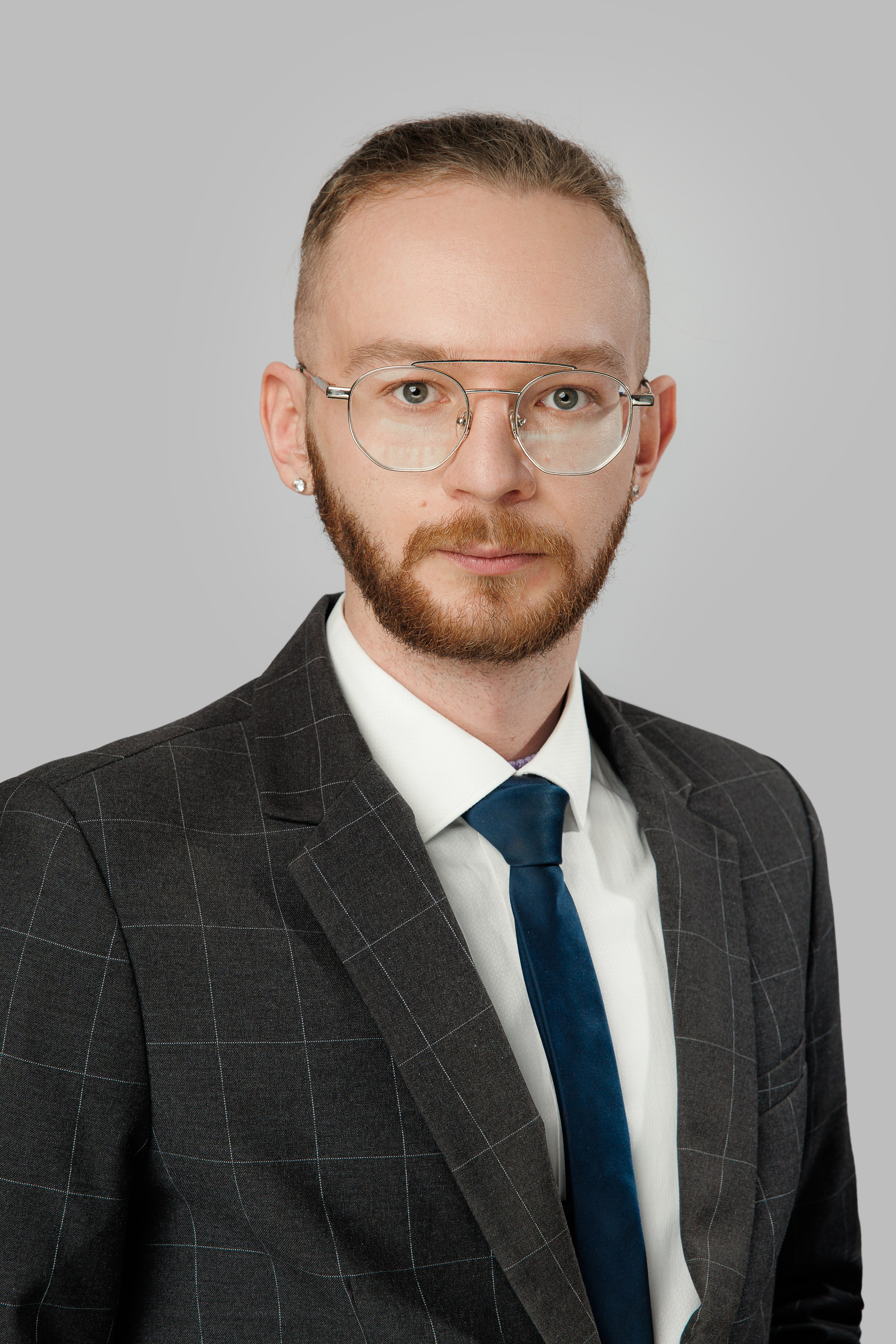 Бизнес-портрет мужчины в пиджаке и очках