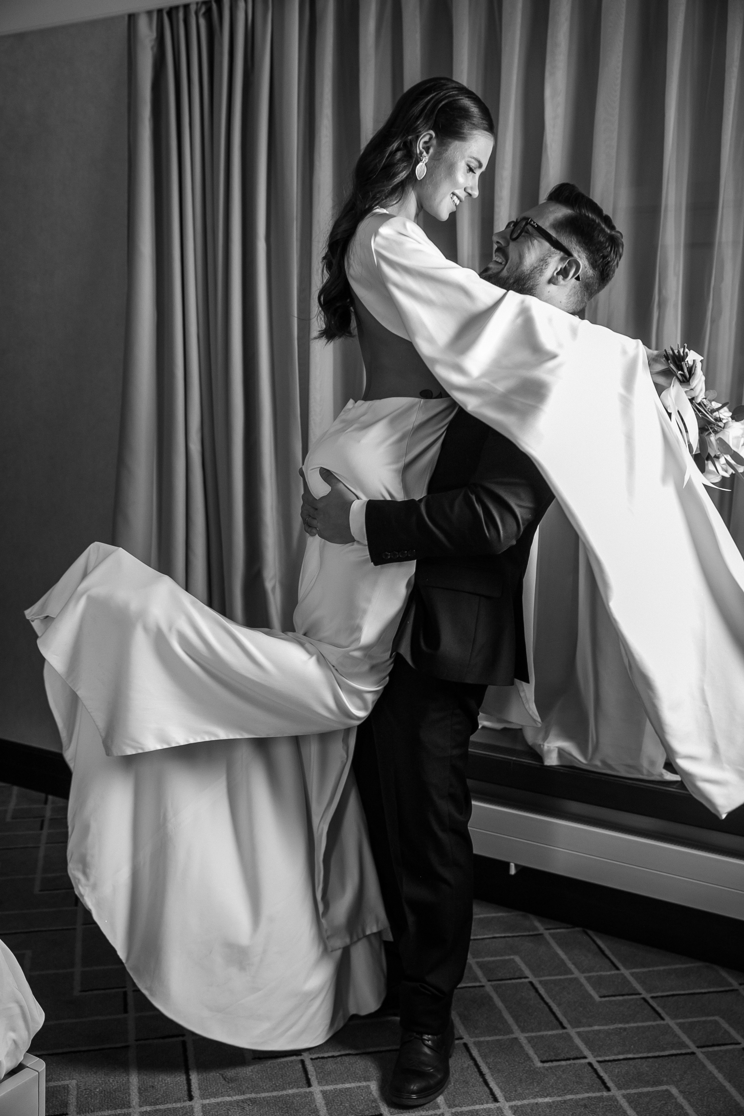 Свадебная фотосессия в отеле Hyatt Regency Moscow Petrovsky Park. Свадебный фотограф в Москве Элина Ларченкова. Фото, которые цепляют