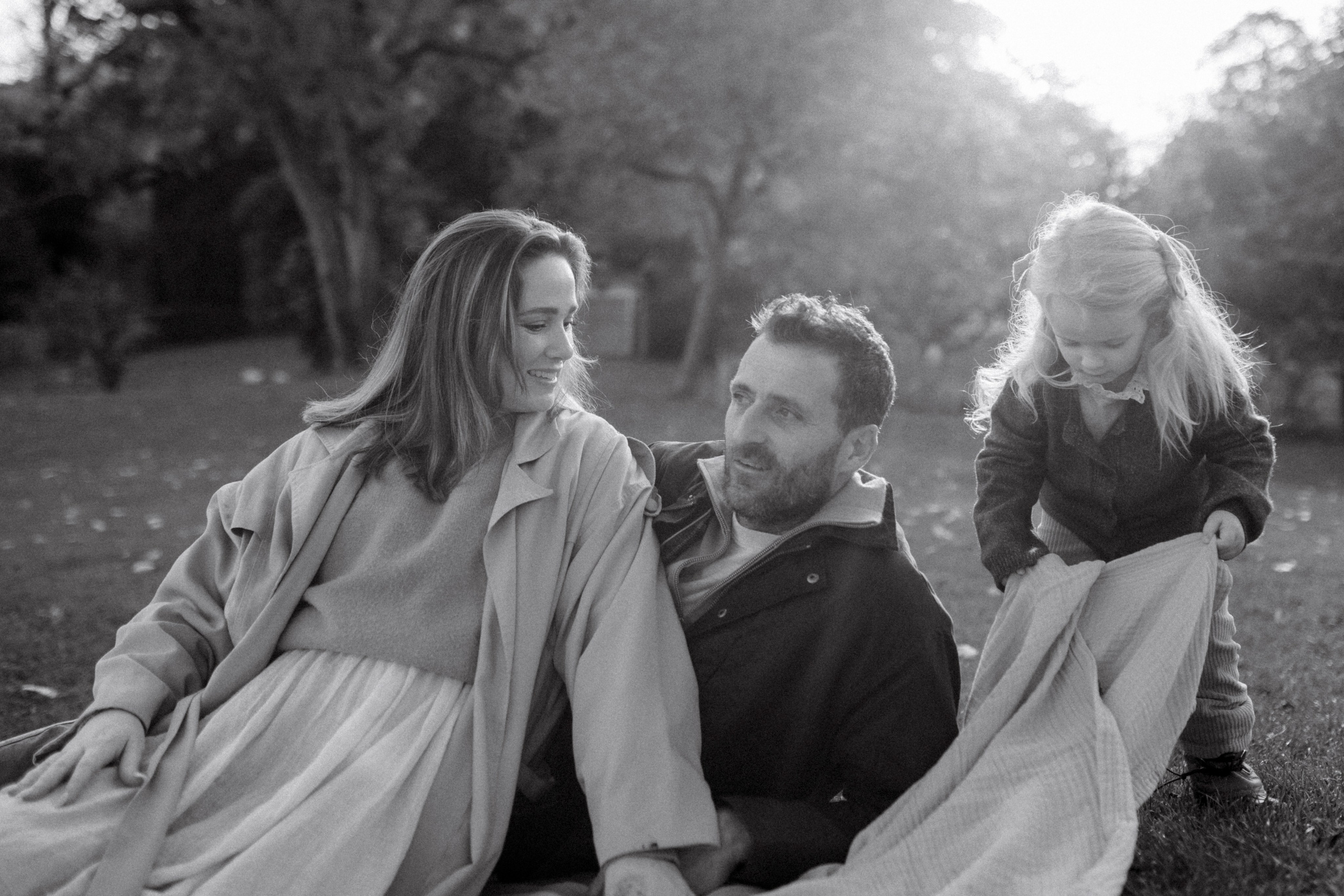 Under the Tree. Polina Sobol — family & documentary photographer in Bern. Outdoor & urban photo sessions for families, kids and couples