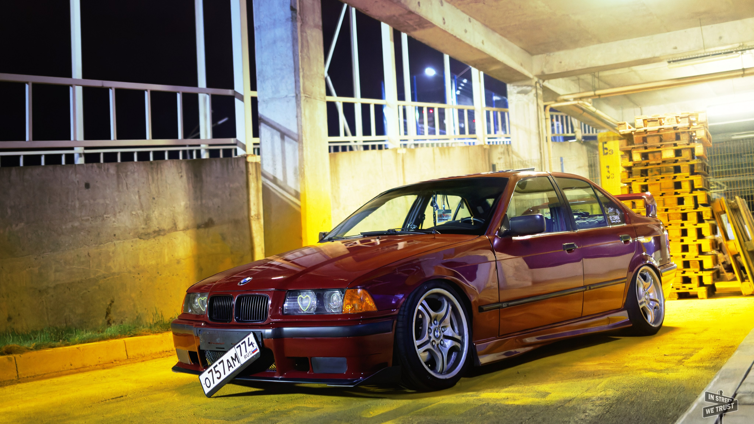 BMW E36 под уличным фонарем. IN STREET WE TRUST