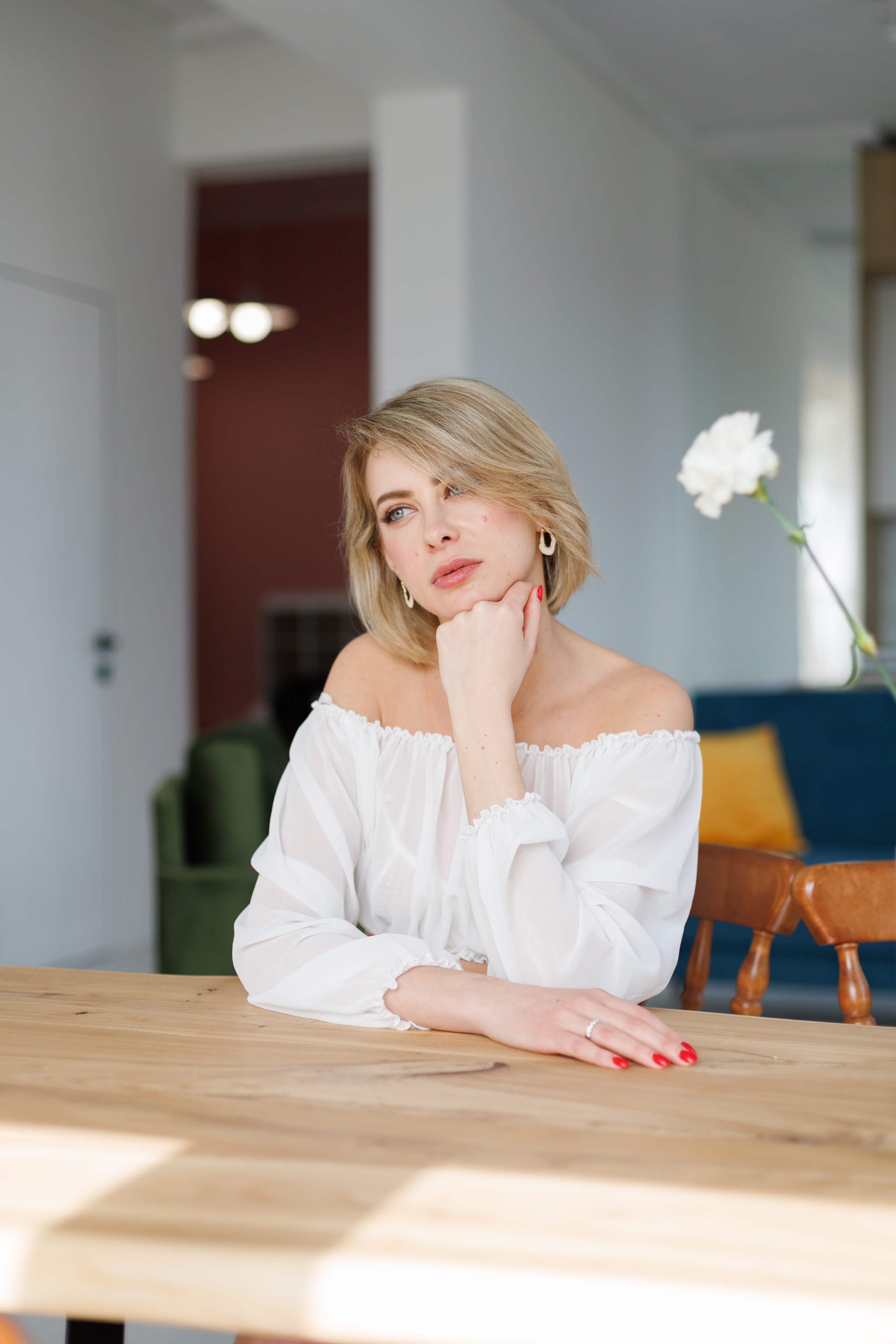 Фотосессия девушки в студии, девушка за столом