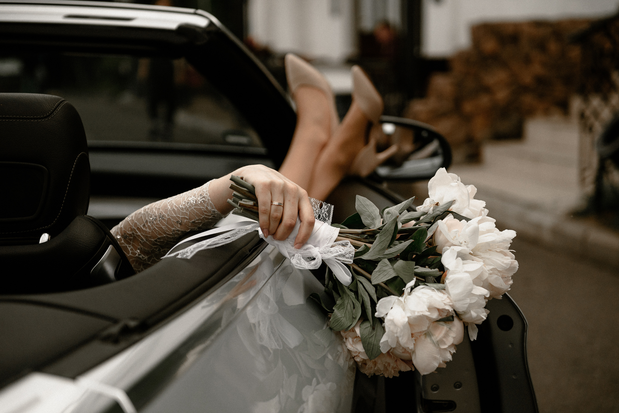 Свадебная фотография с деталями невесты