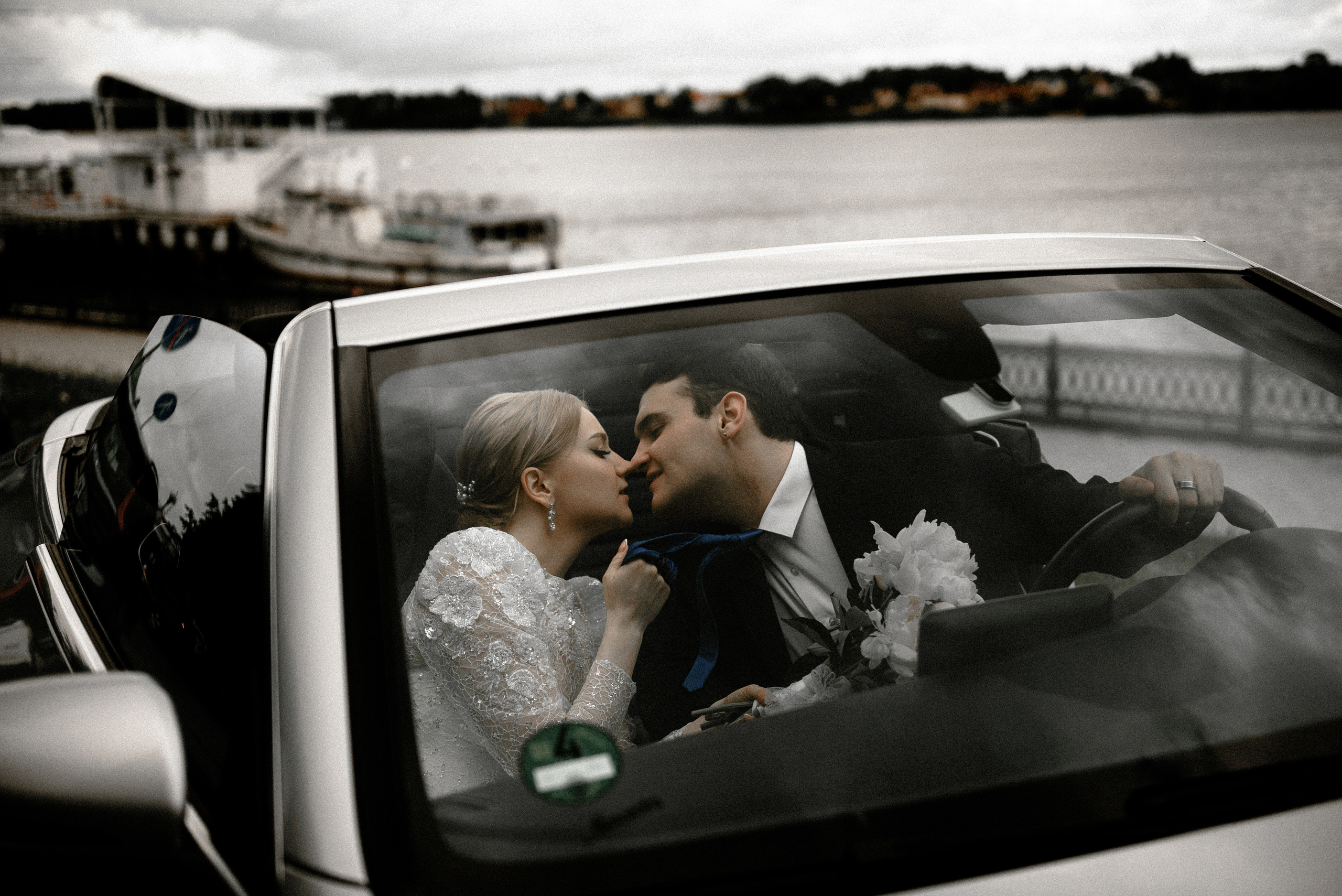 Поцелуй за стеклом машины