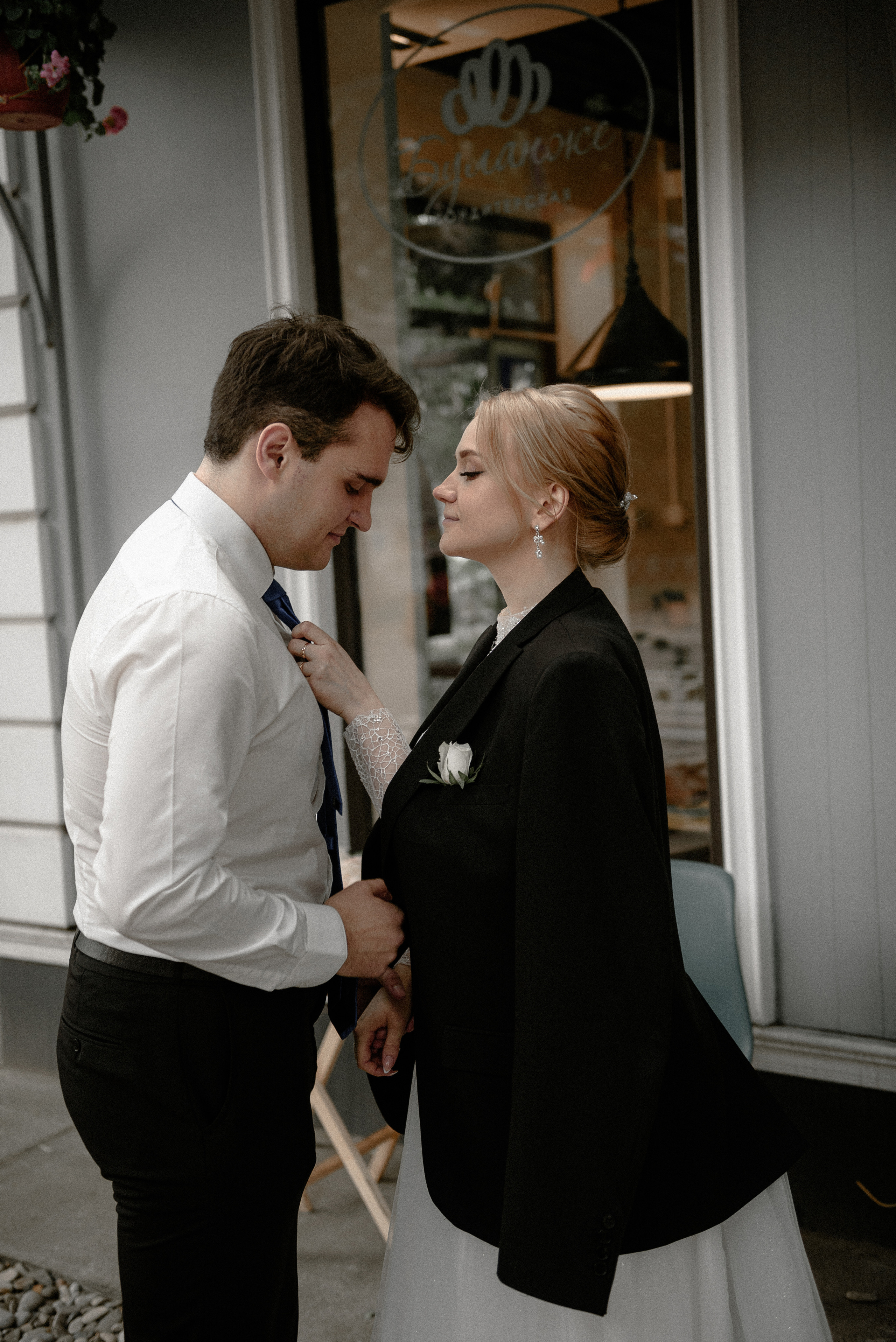 Невеста завязывает галстук жениху