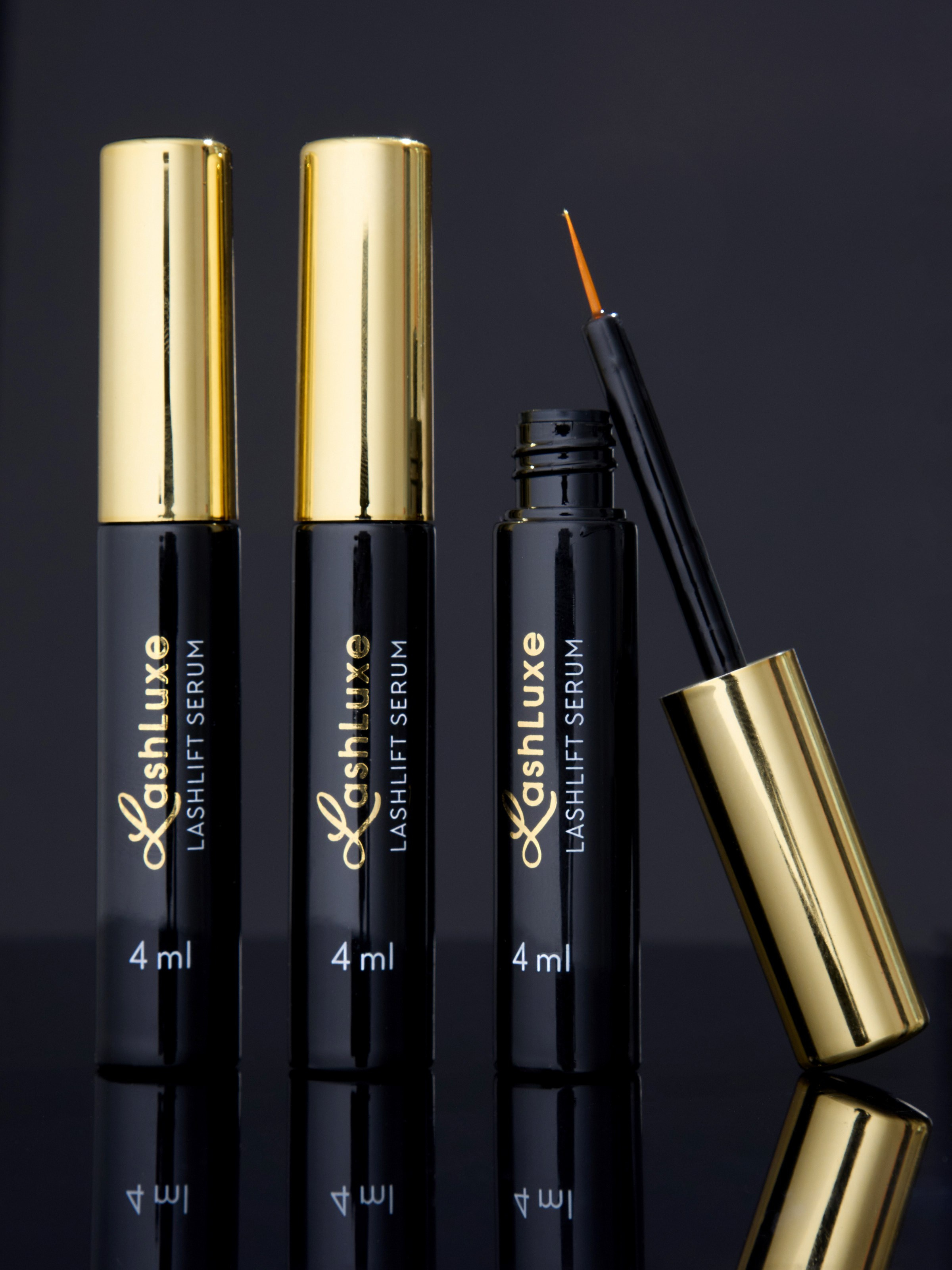 Композиция из нескольких тюбиков на черном | Фото для маркетплейса