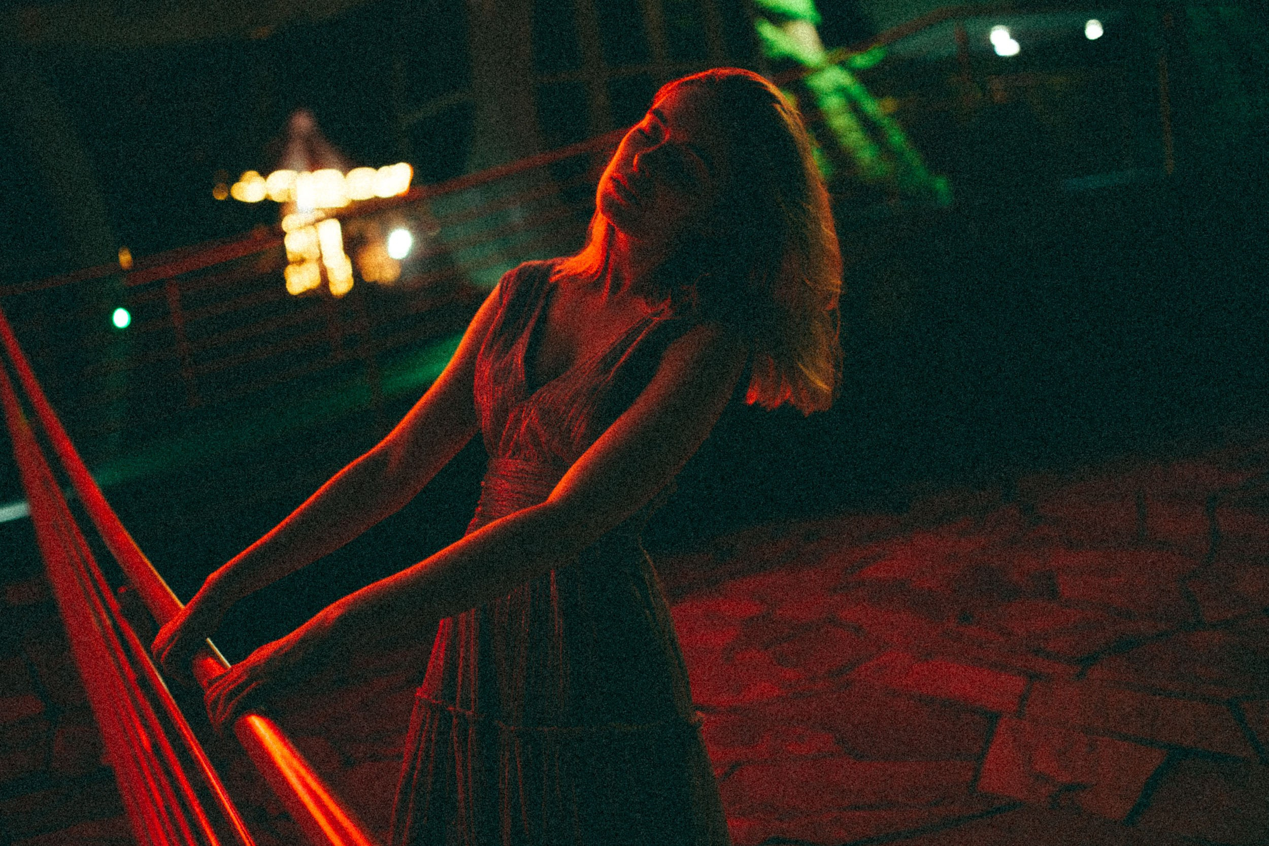 Девушка на прогулке в парке развлечений